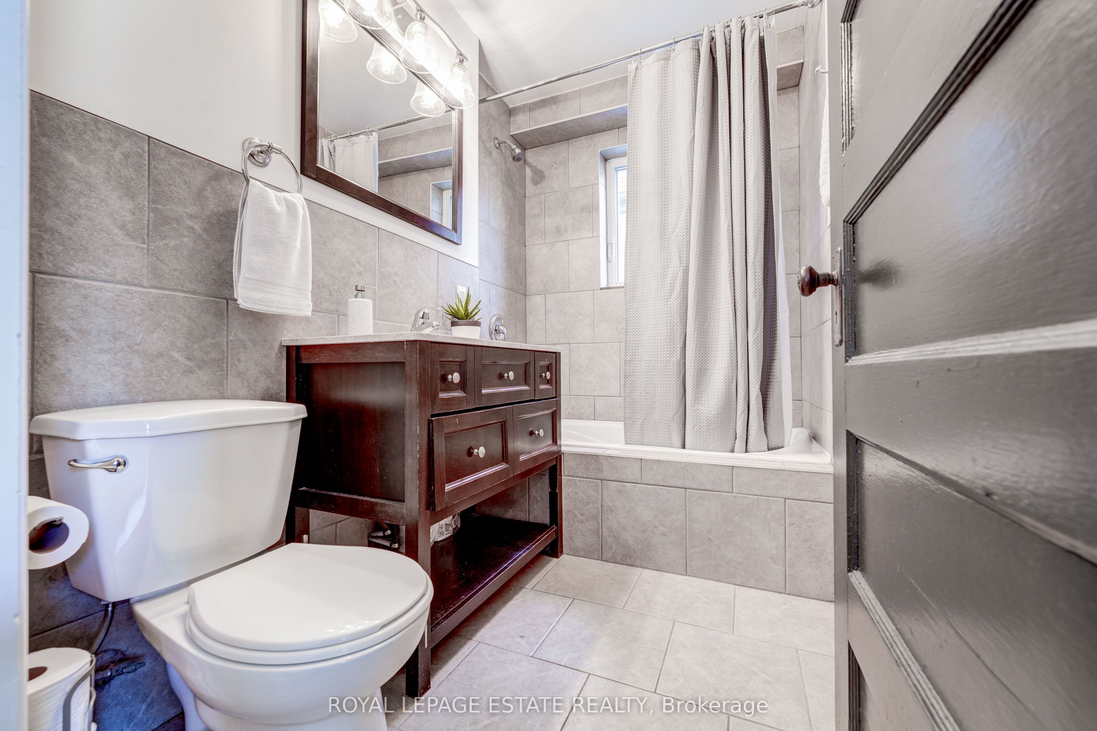 1398 Queen Street E Property Photo 29