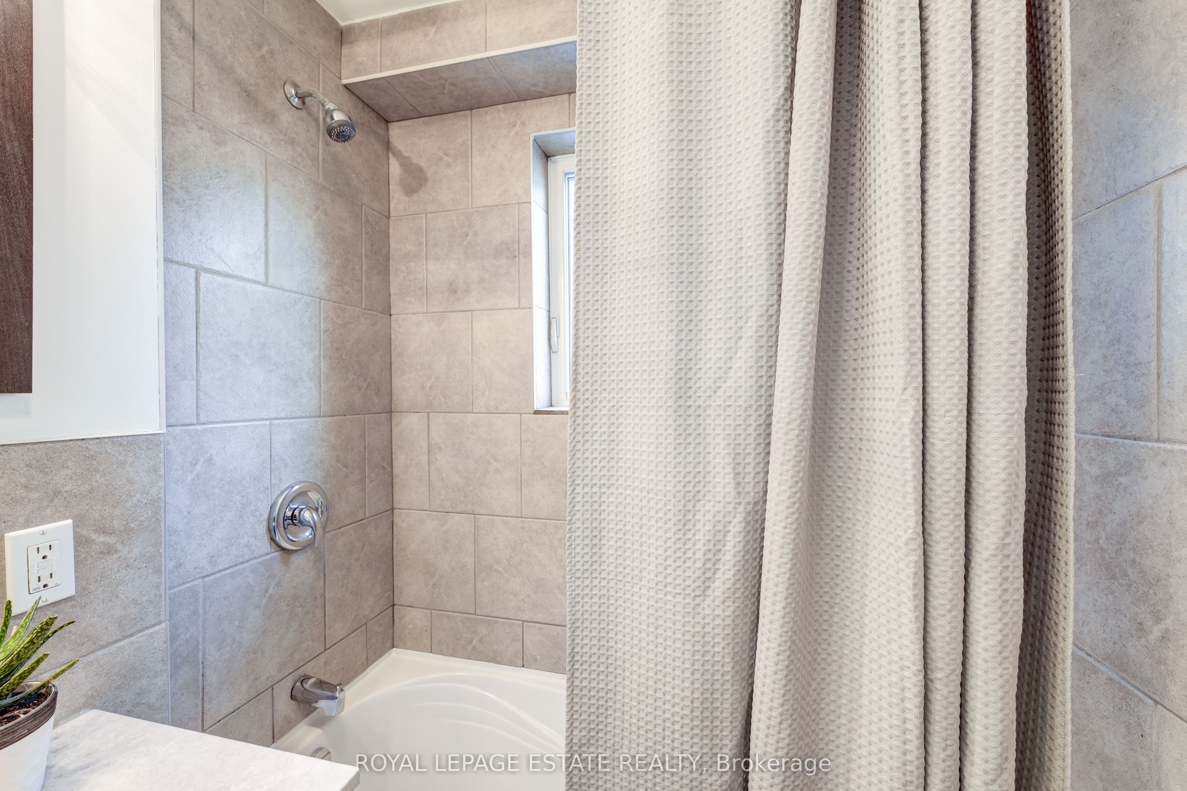 1398 Queen Street E Property Photo 32