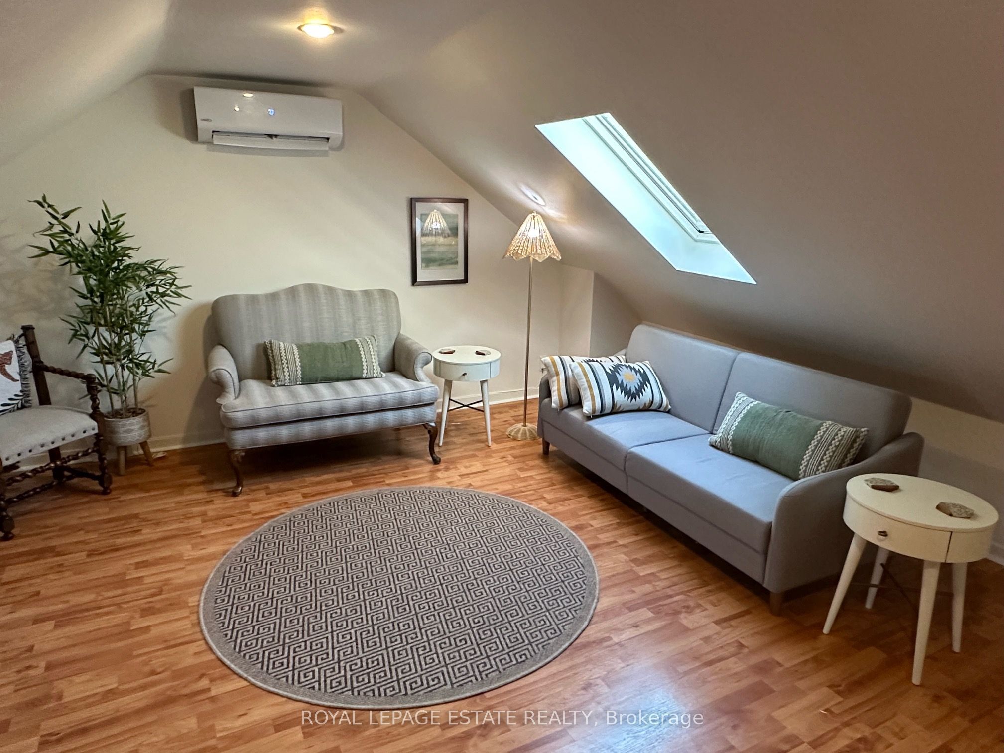 1398 Queen Street E Property Photo 43