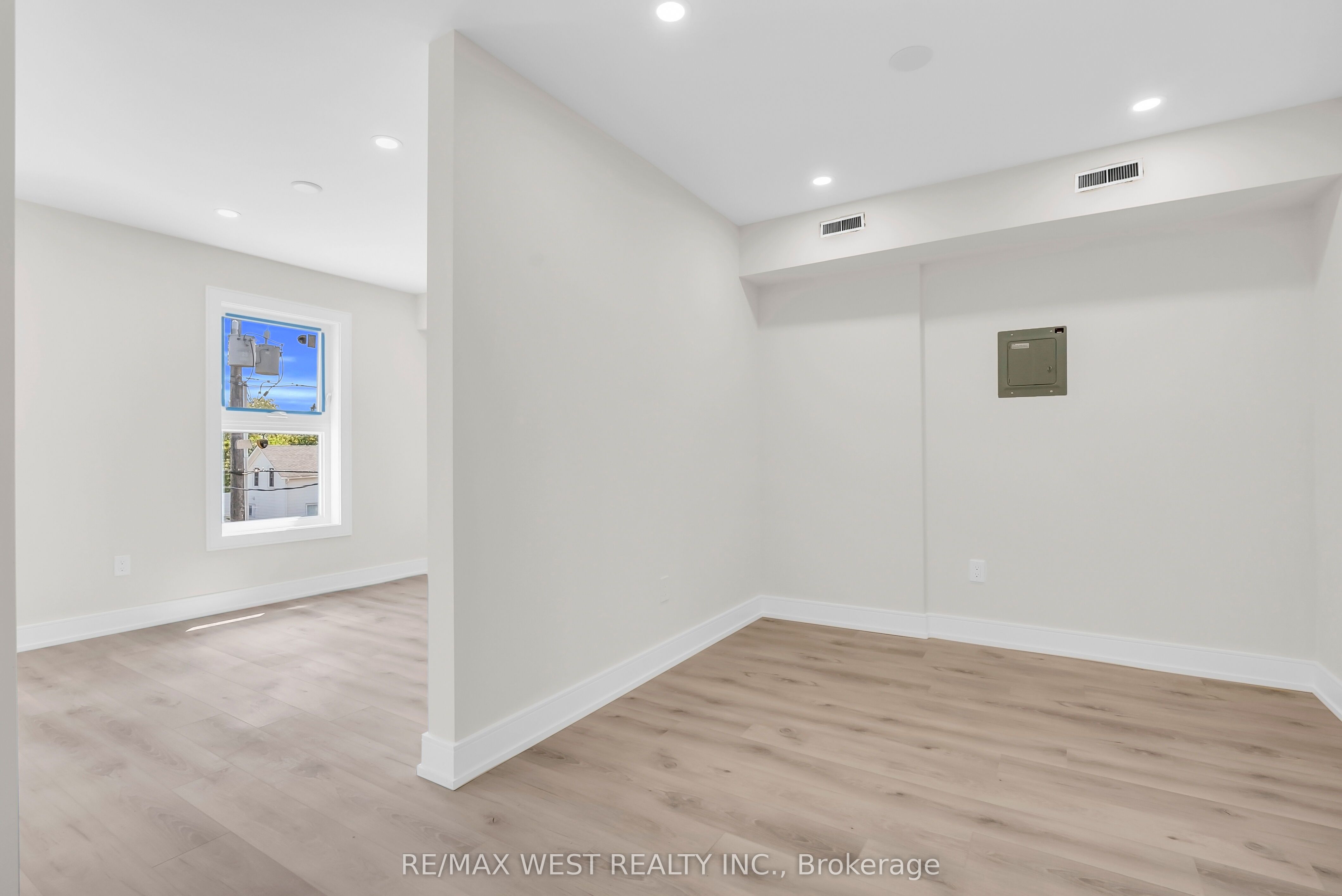 36 Park Road S 4 Property Photo 3