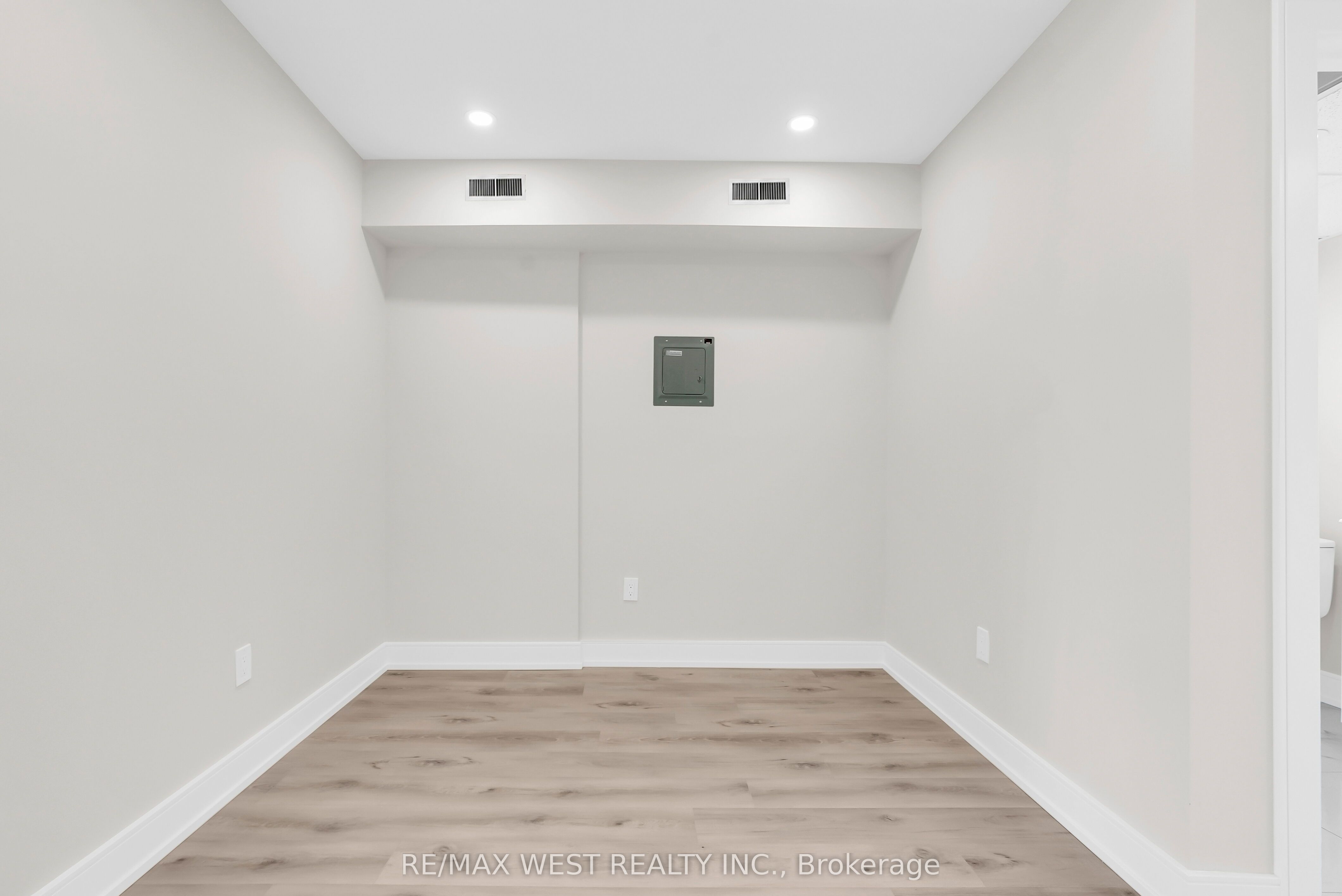 36 Park Road S 4 Property Photo 4