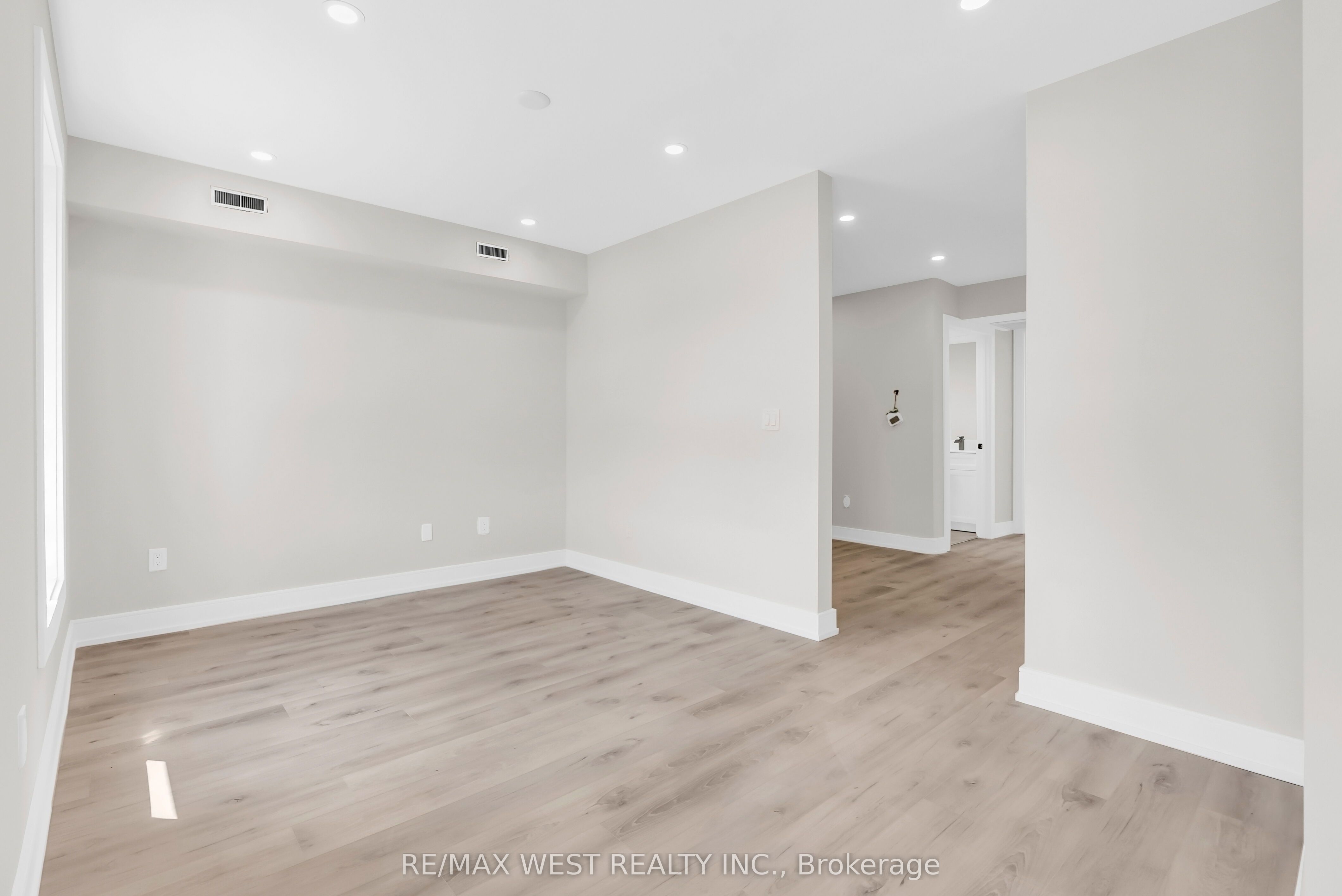 36 Park Road S 4 Property Photo 6