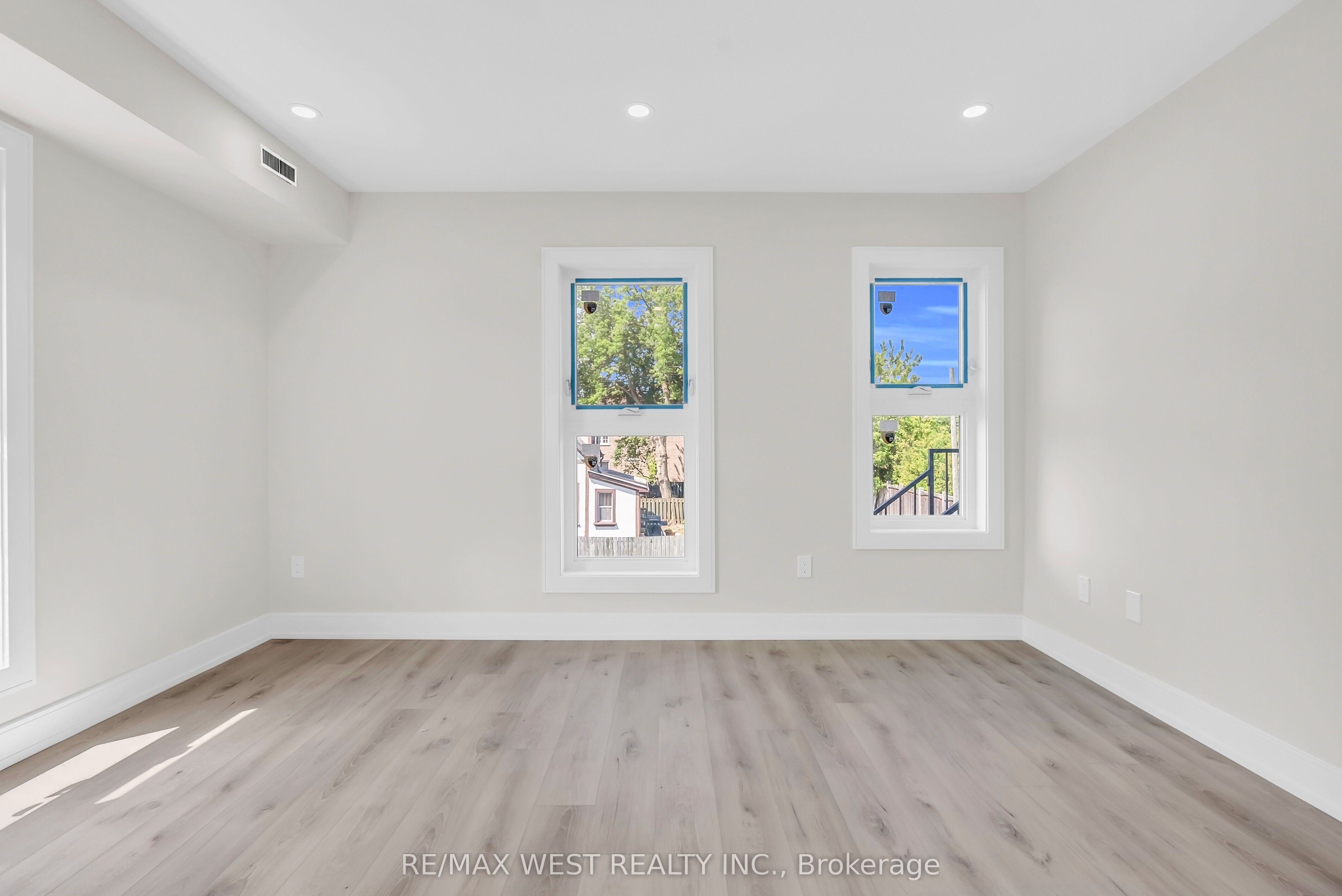 36 Park Road S 4 Property Photo 8