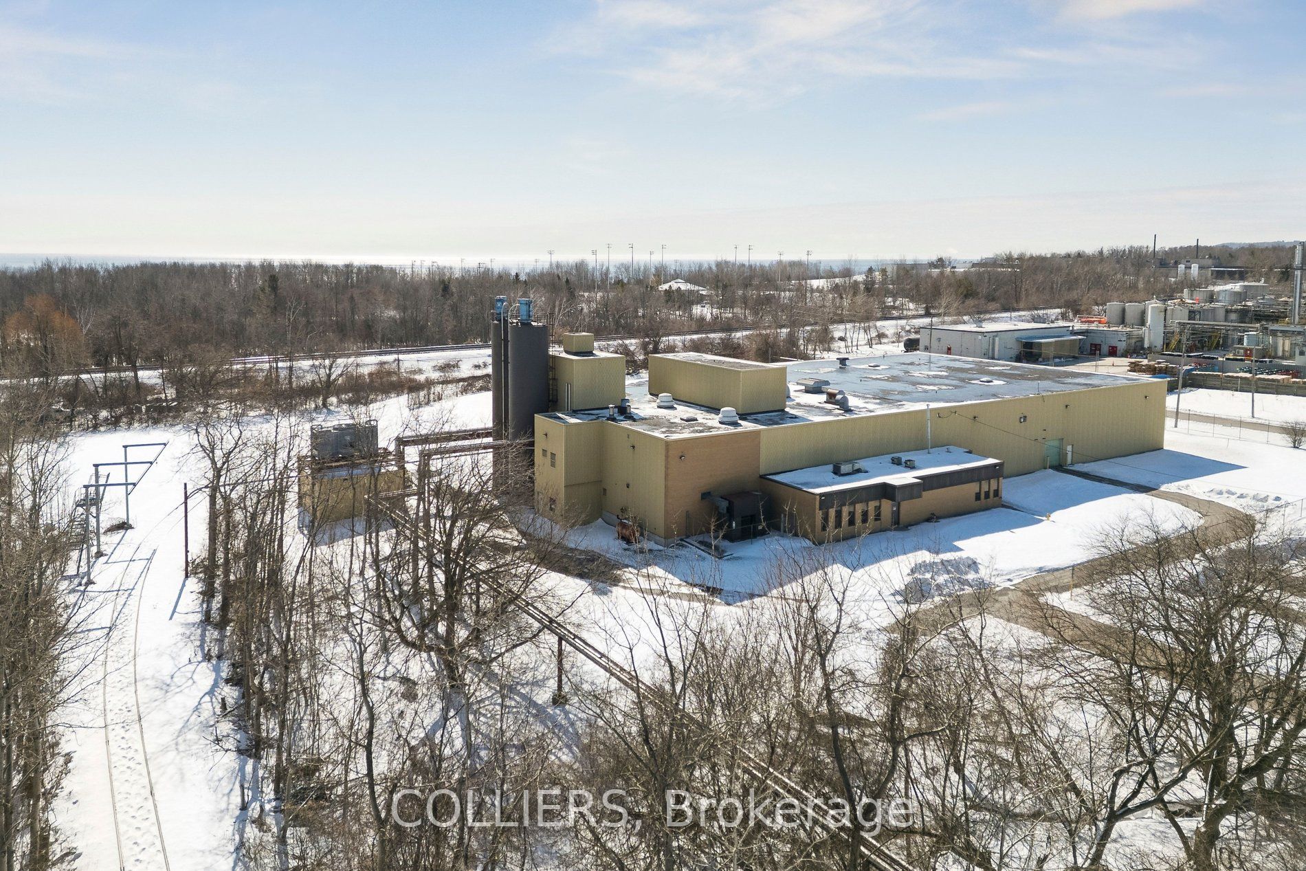 595* Coronation Drive Property Photo 15