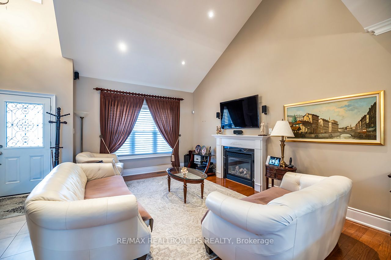 25 Leafield Drive Property Photo 3