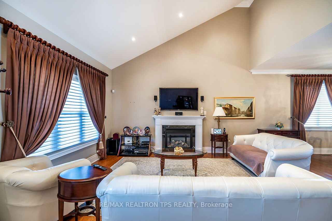 25 Leafield Drive Property Photo 4