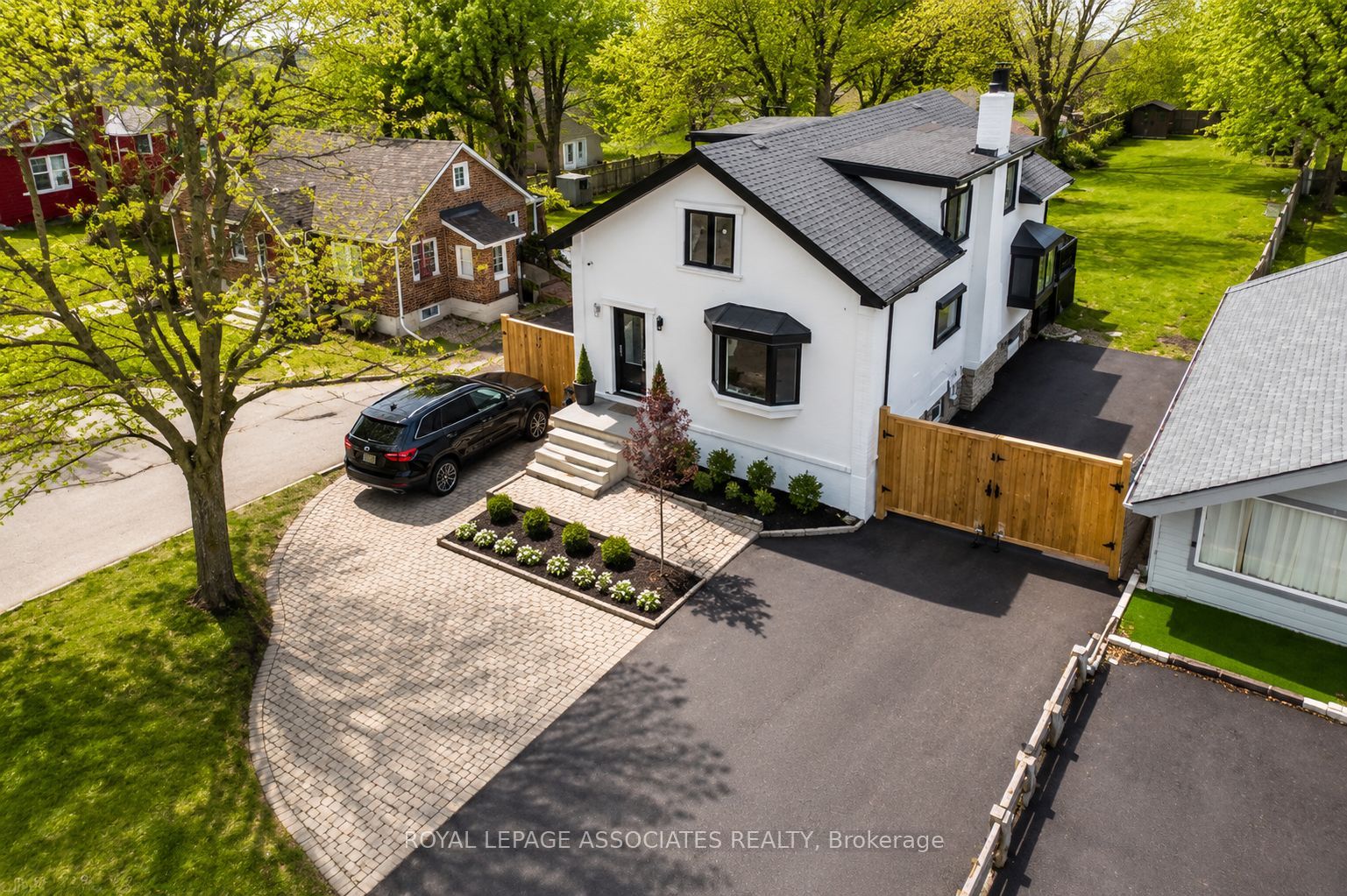 515 Kingston Road W Property Photo 1