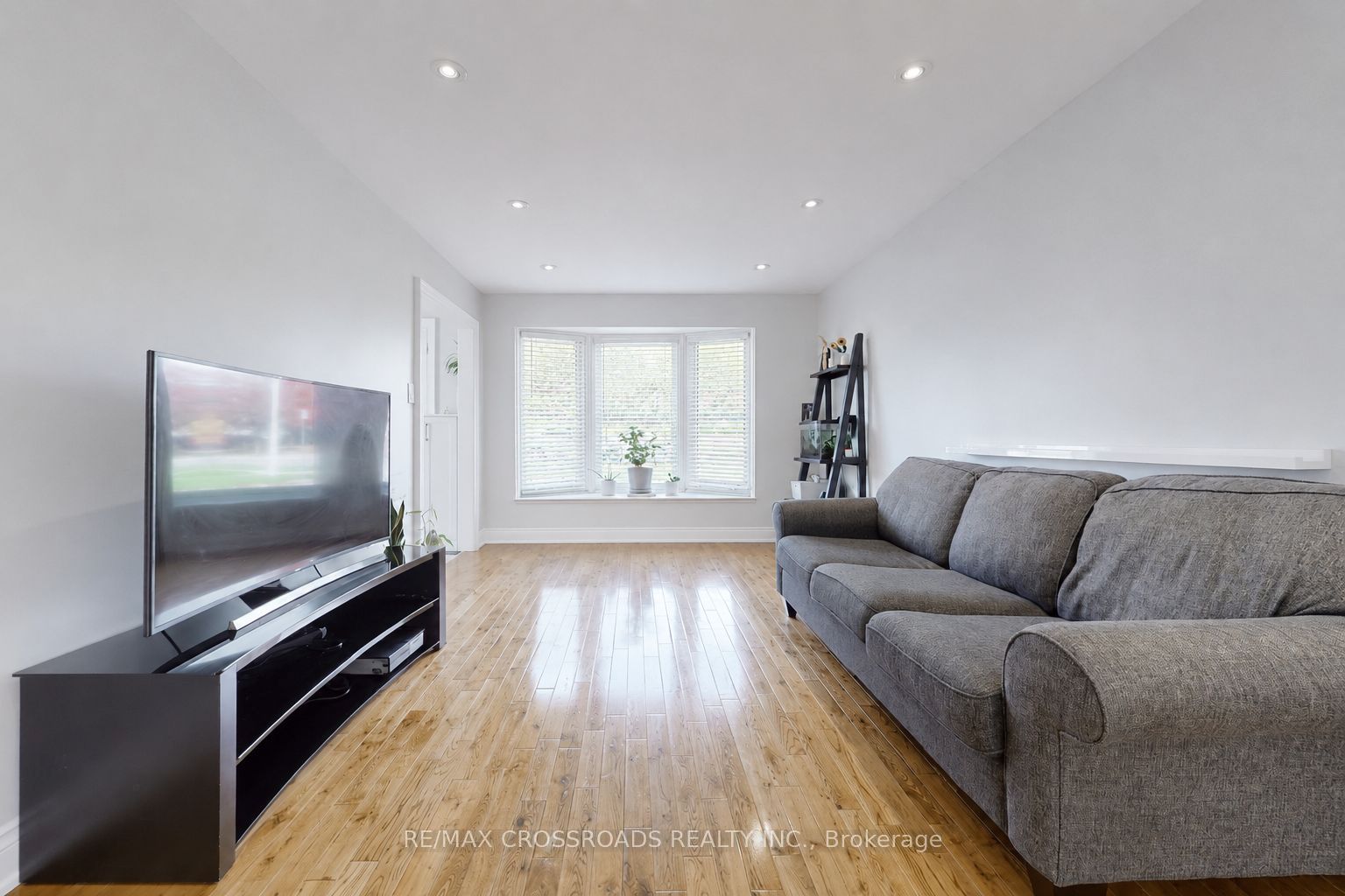 49 King Louis Crescent Property Photo 4