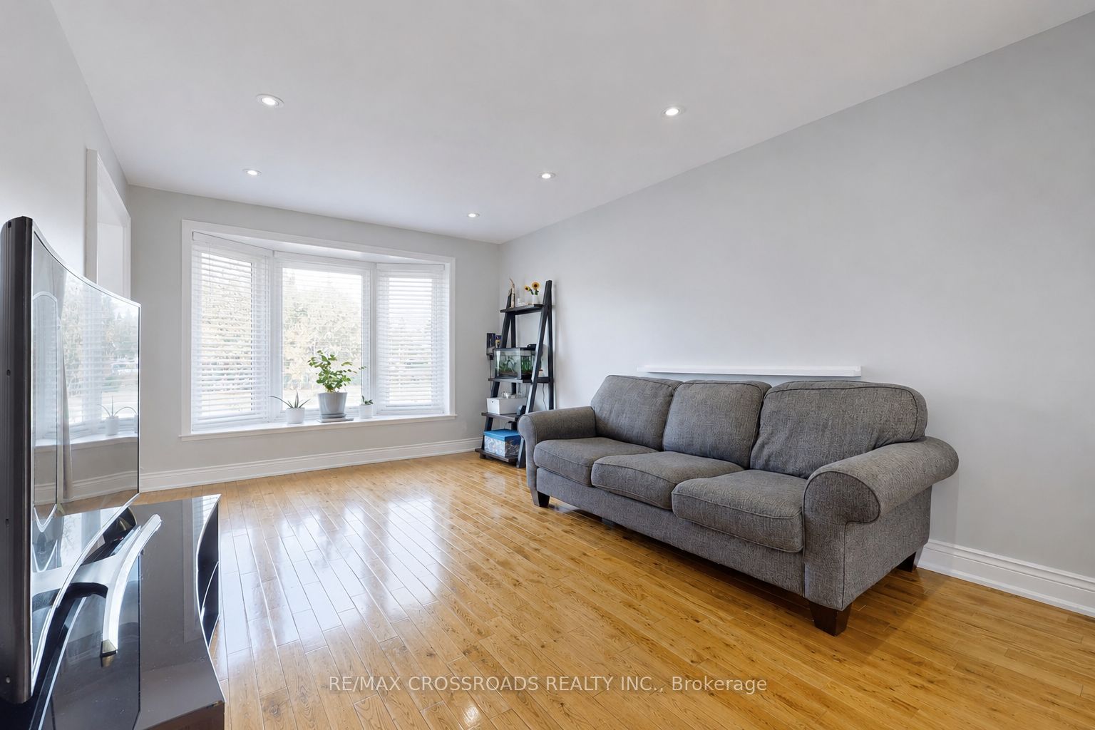 49 King Louis Crescent Property Photo 5