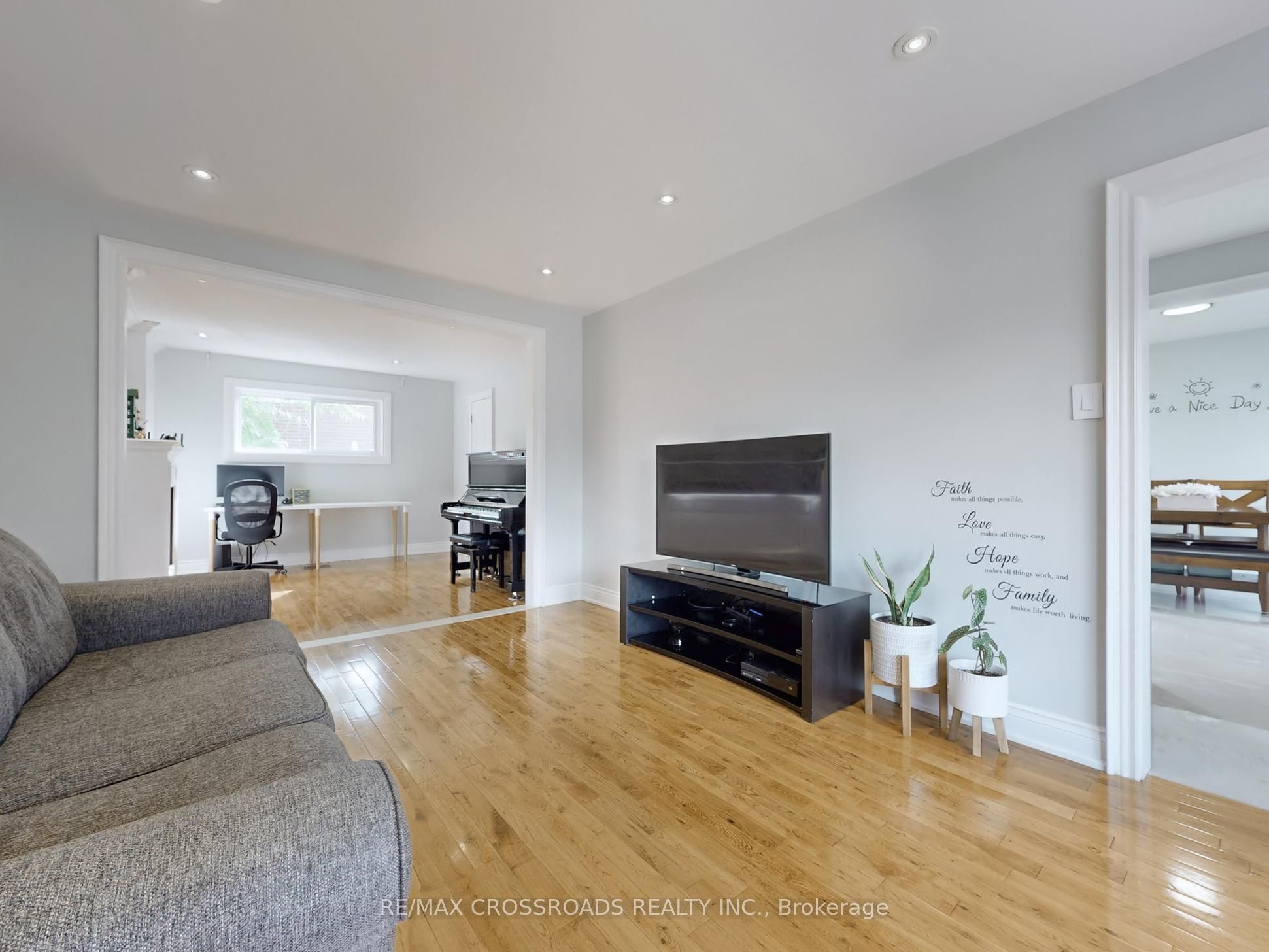 49 King Louis Crescent Property Photo 6