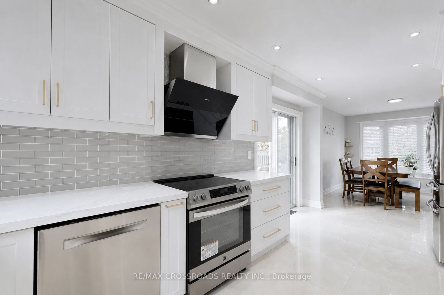 49 King Louis Crescent Property Photo 9