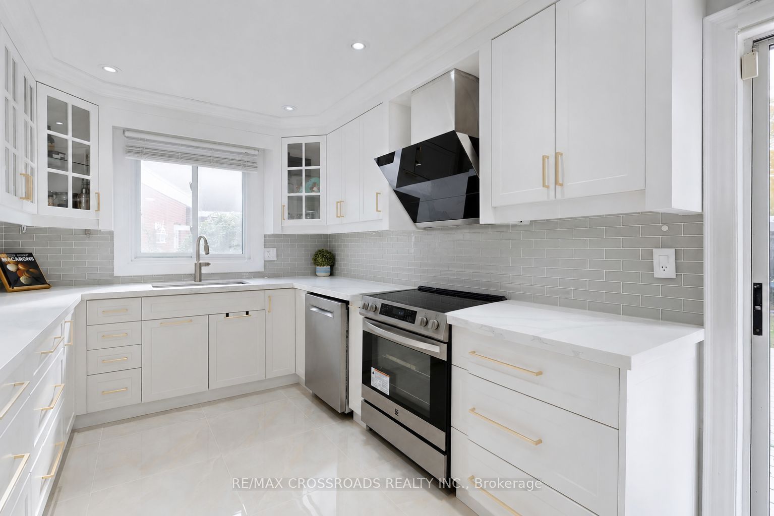 49 King Louis Crescent Property Photo 10