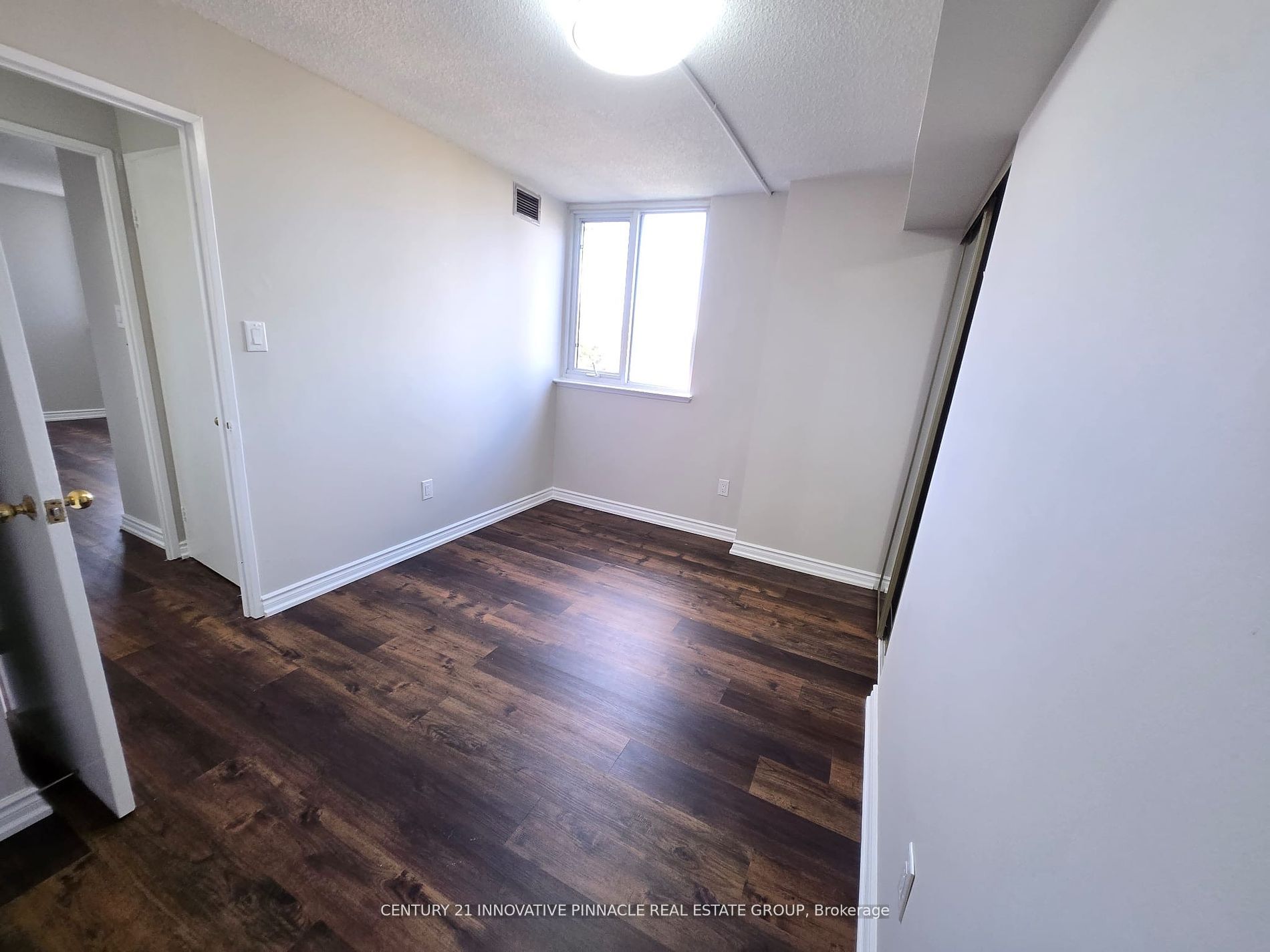 15 Sewells Road 402 Property Photo 6