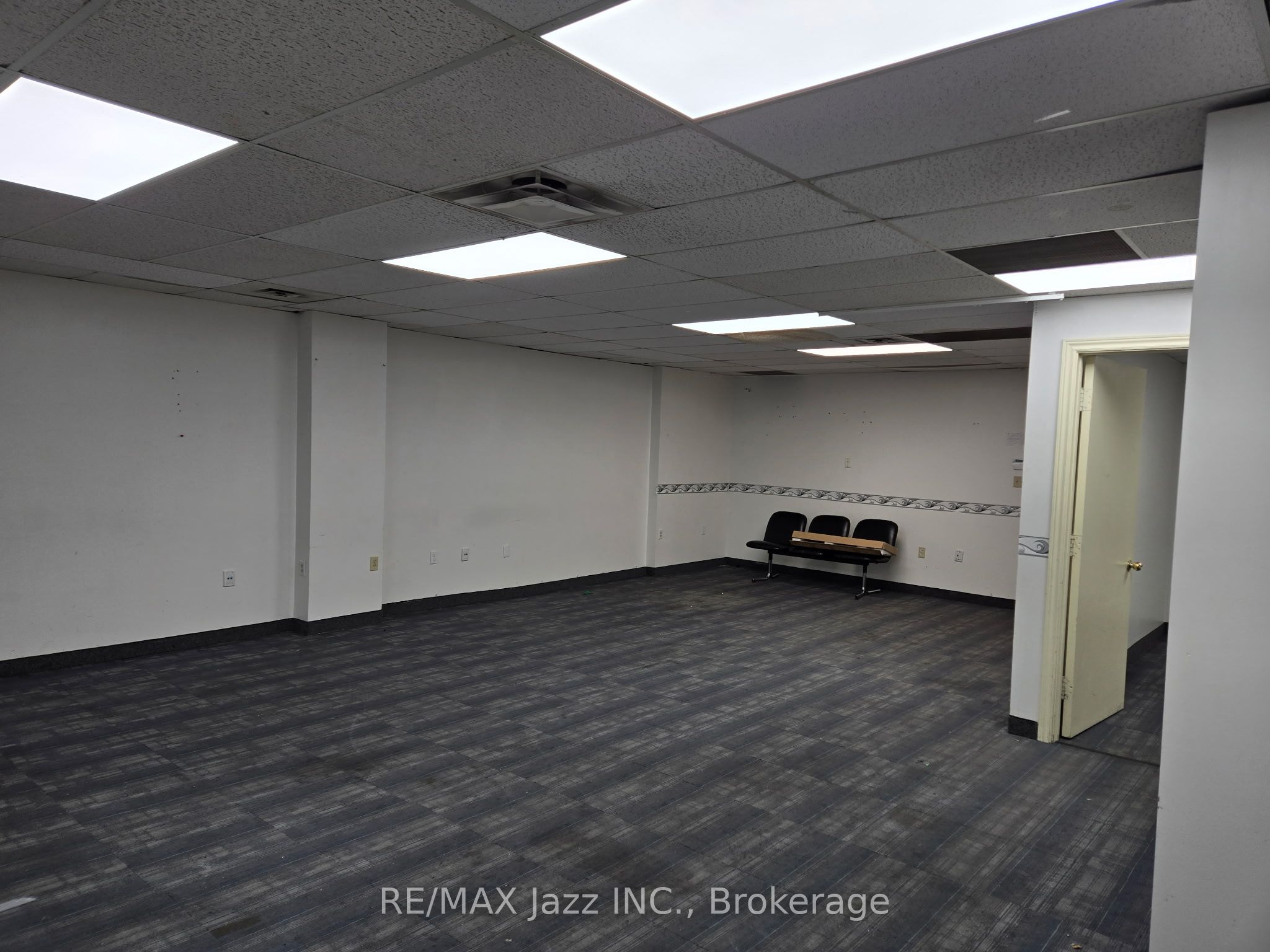 111 Simcoe Street N 201 Property Photo 2