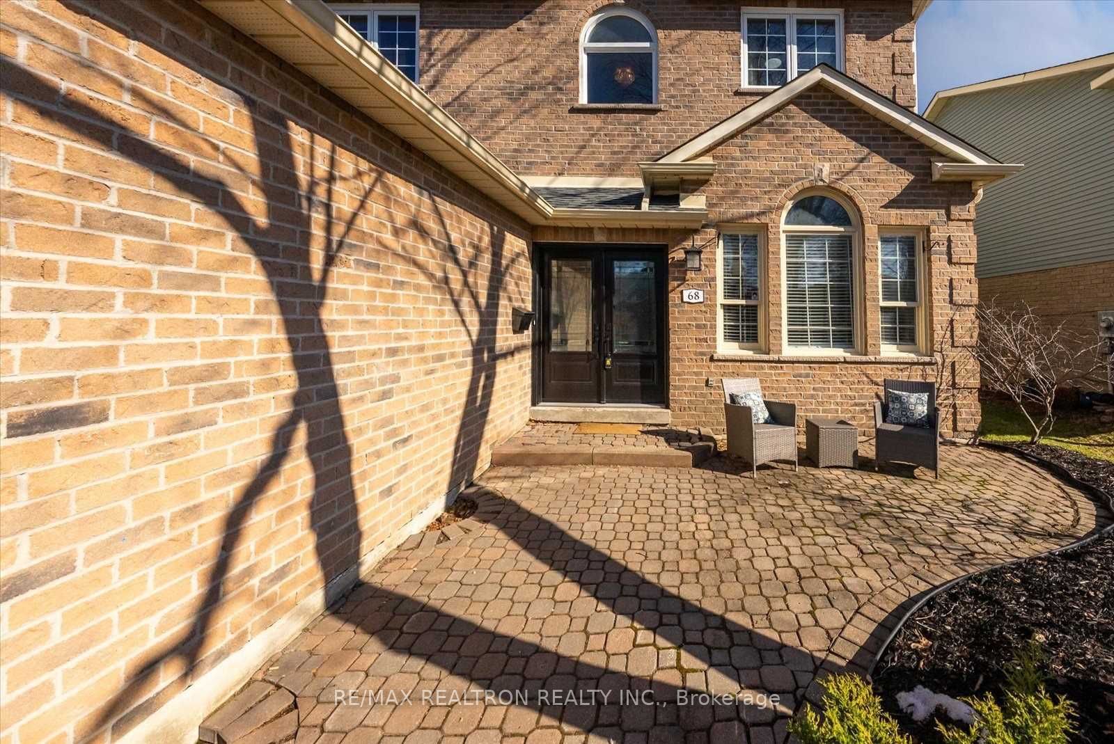 68 Flint Crescent Upper Property Photo 2