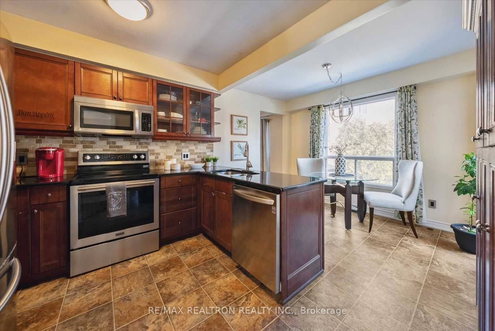 68 Flint Crescent Upper Property Photo 10
