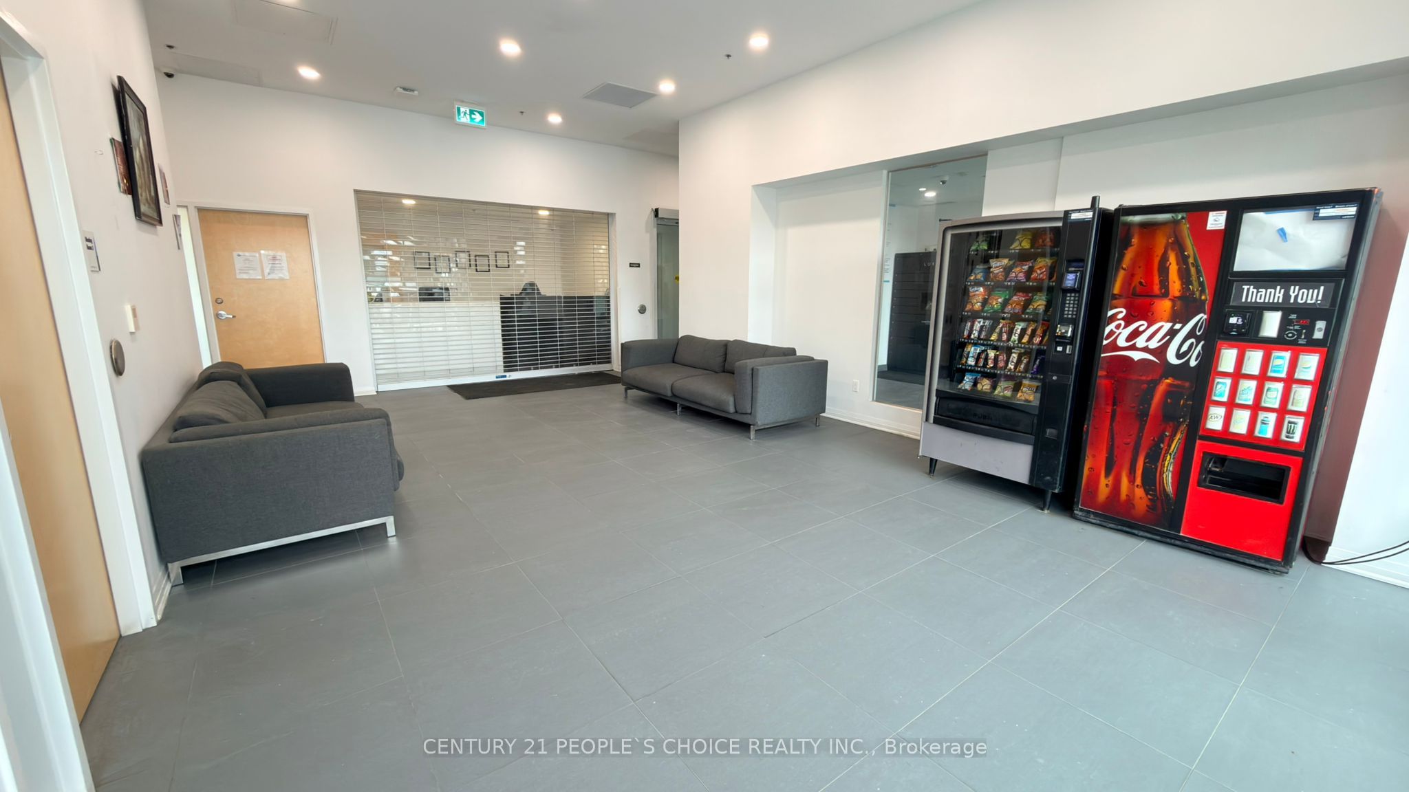 1900 Simcoe Street N 827 Property Photo 3