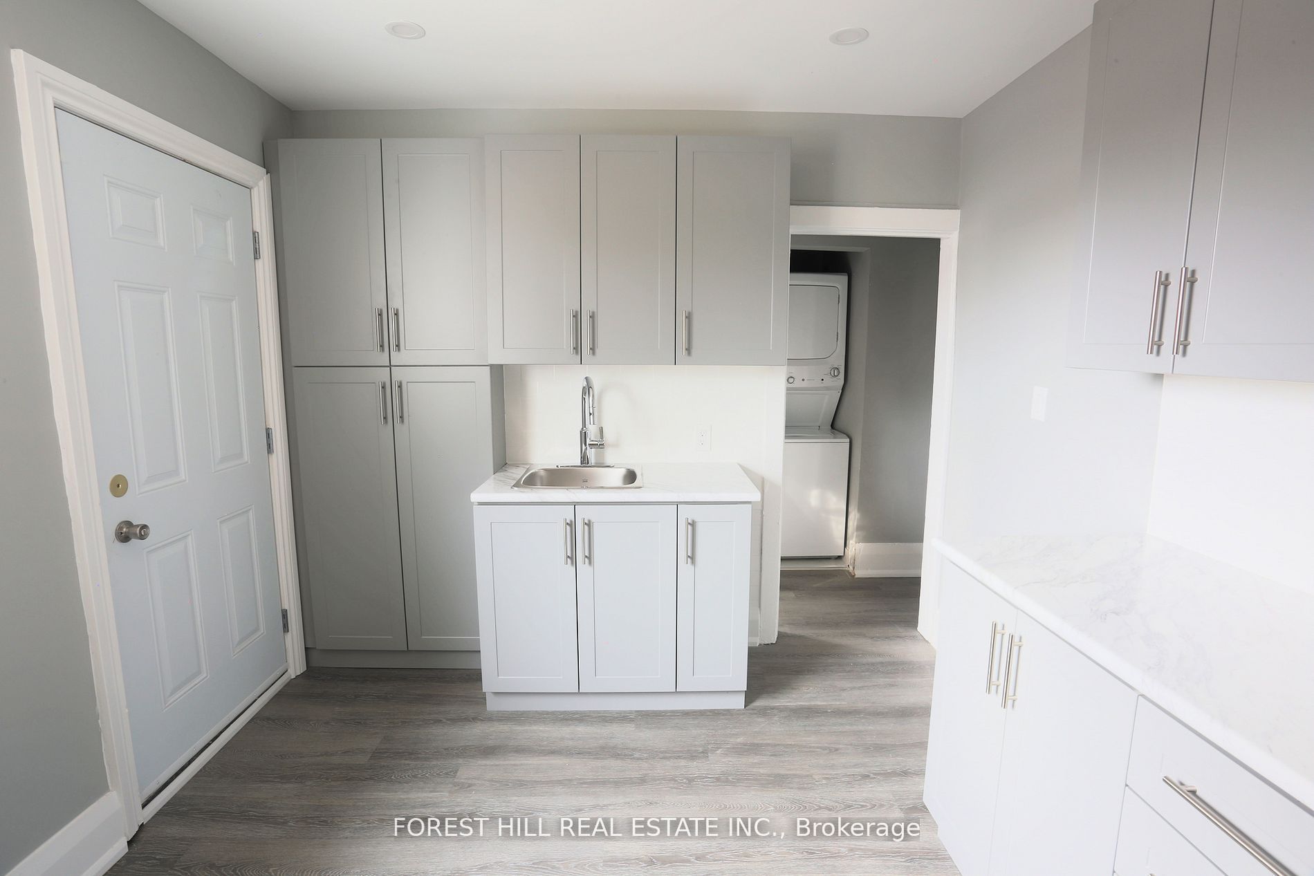 919 Kingston Road Property Photo 14