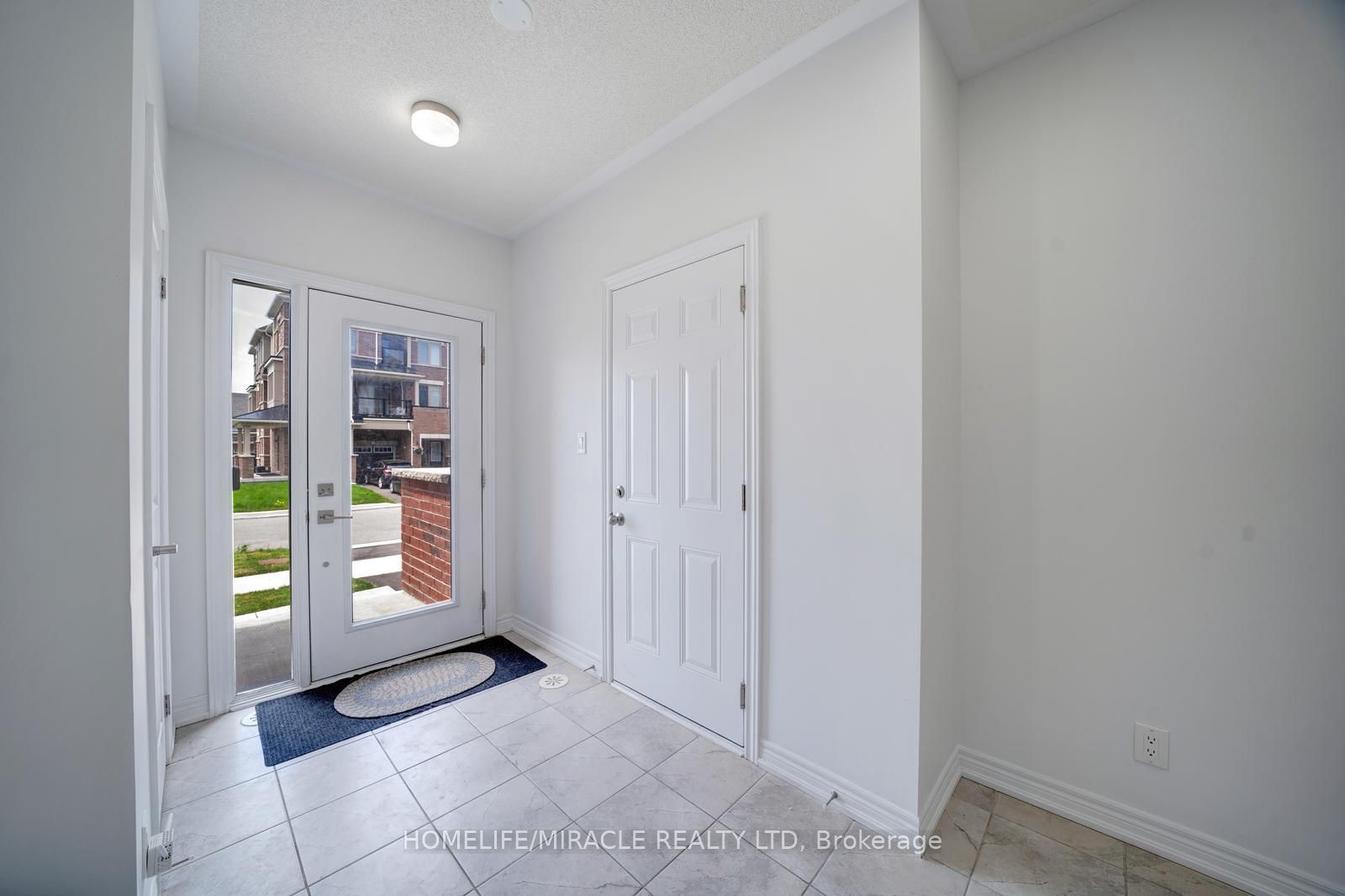 2004 Cameron Lott Crescent Property Photo 2