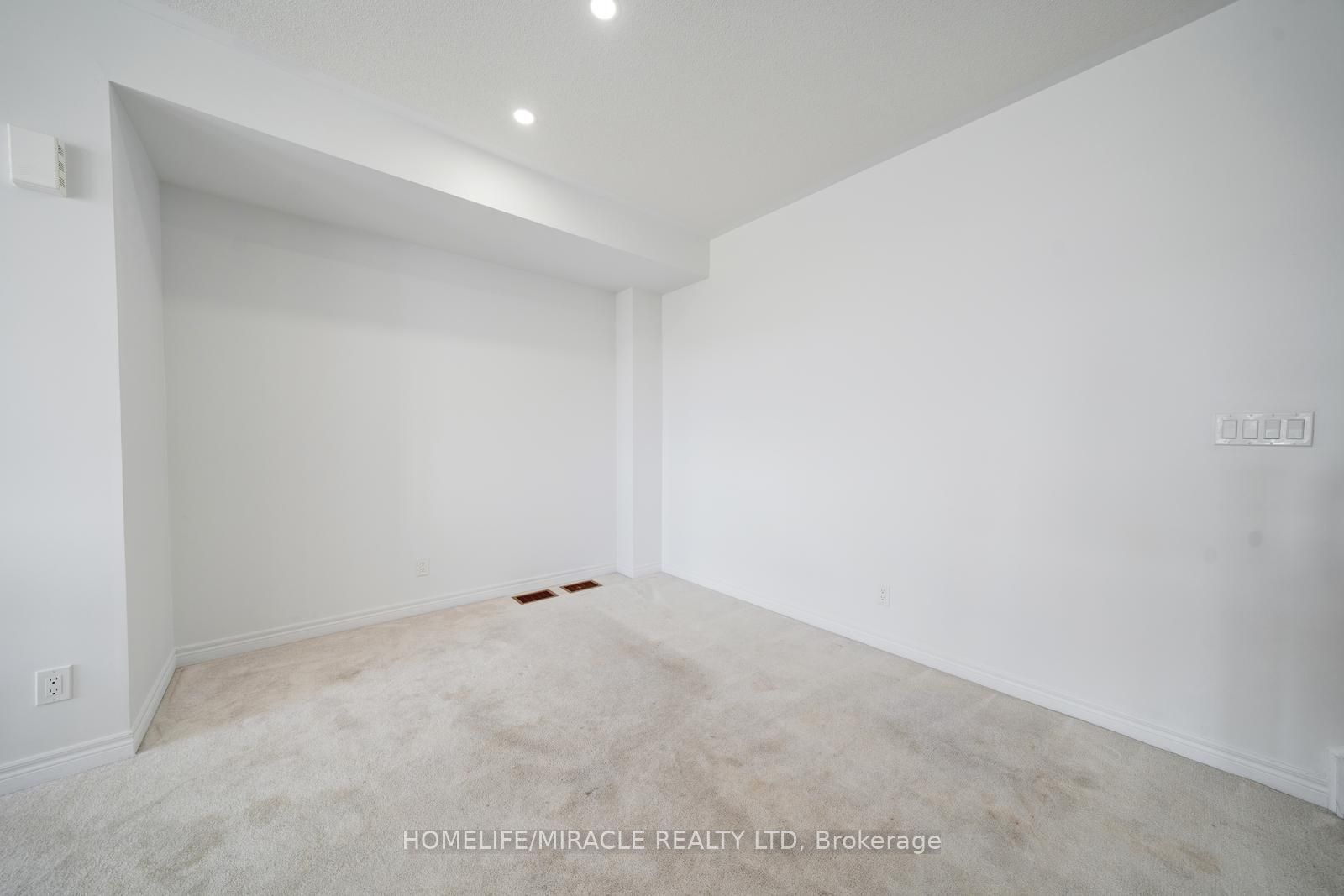 2004 Cameron Lott Crescent Property Photo 8