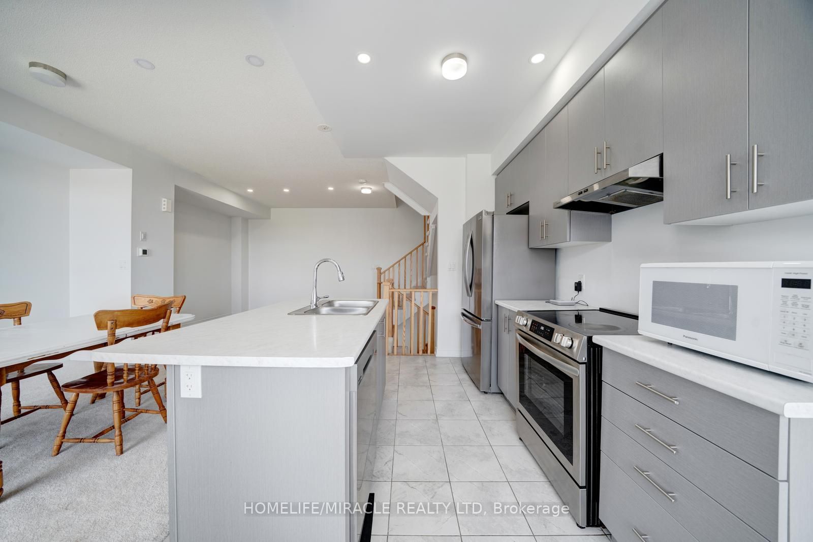 2004 Cameron Lott Crescent Property Photo 21