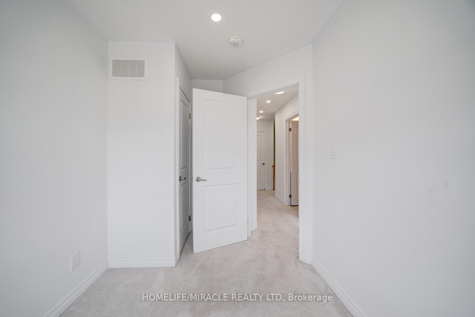2004 Cameron Lott Crescent Property Photo 28