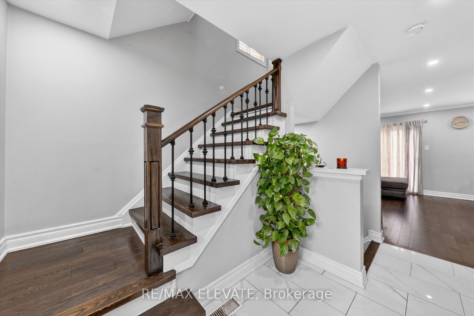 25 Stockbridge Crescent Property Photo 6