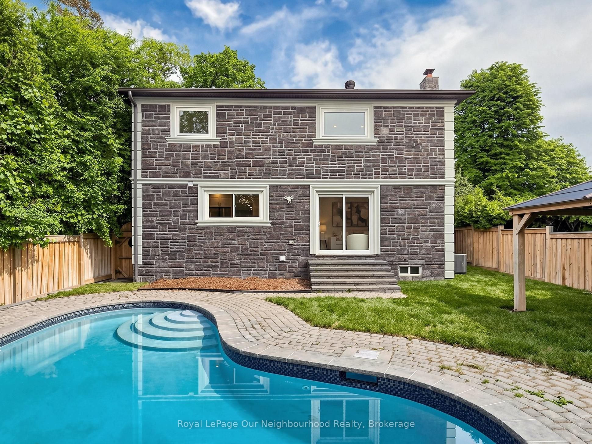 660 Dunn Crescent Property Photo 38