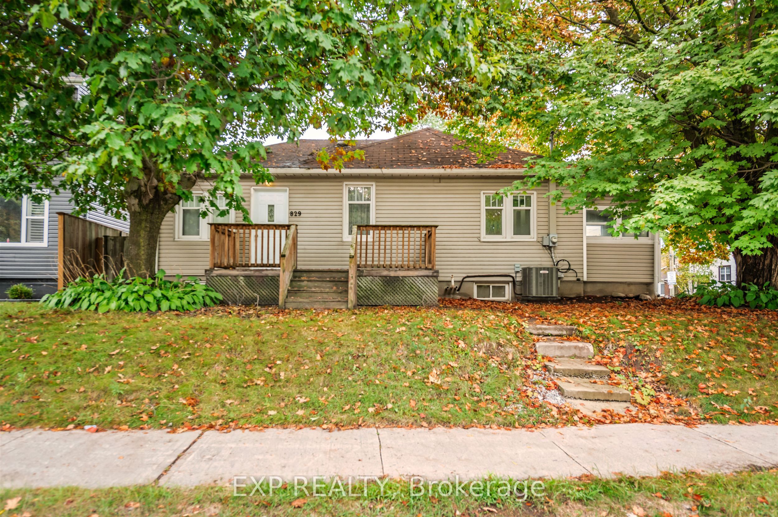 829 Athol Street Property Photo 1