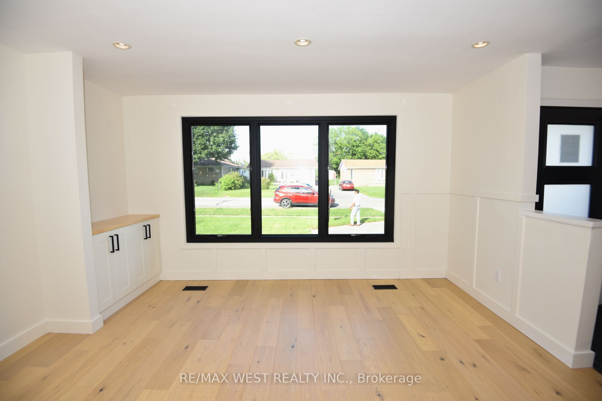 922 Centre Street N Property Photo 8