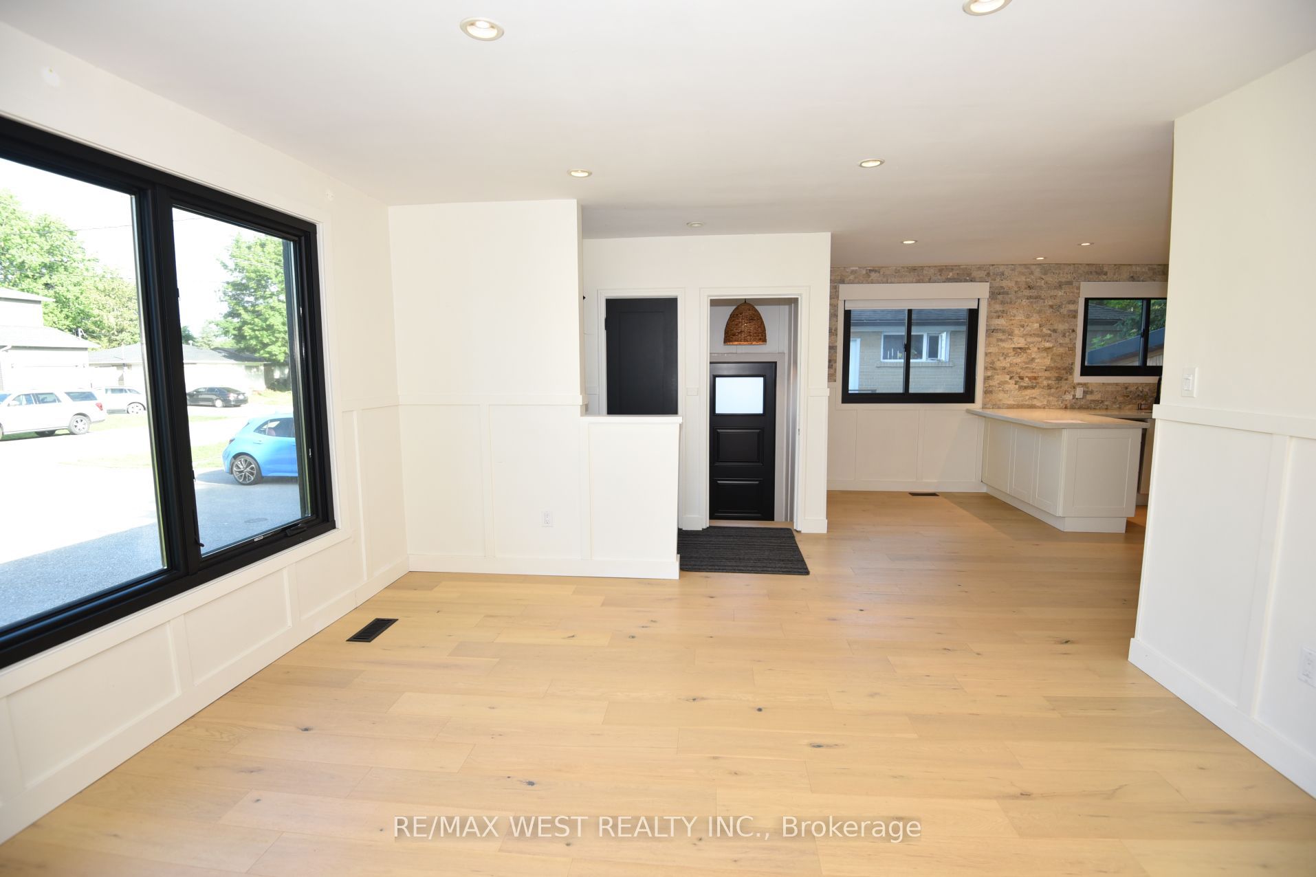 922 Centre Street N Property Photo 10