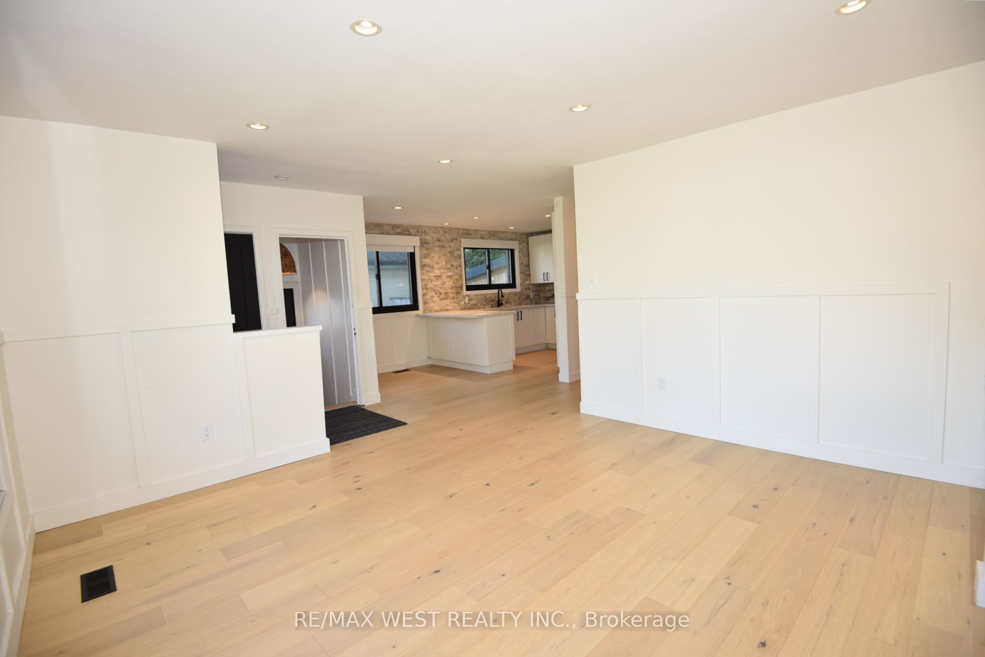 922 Centre Street N Property Photo 11