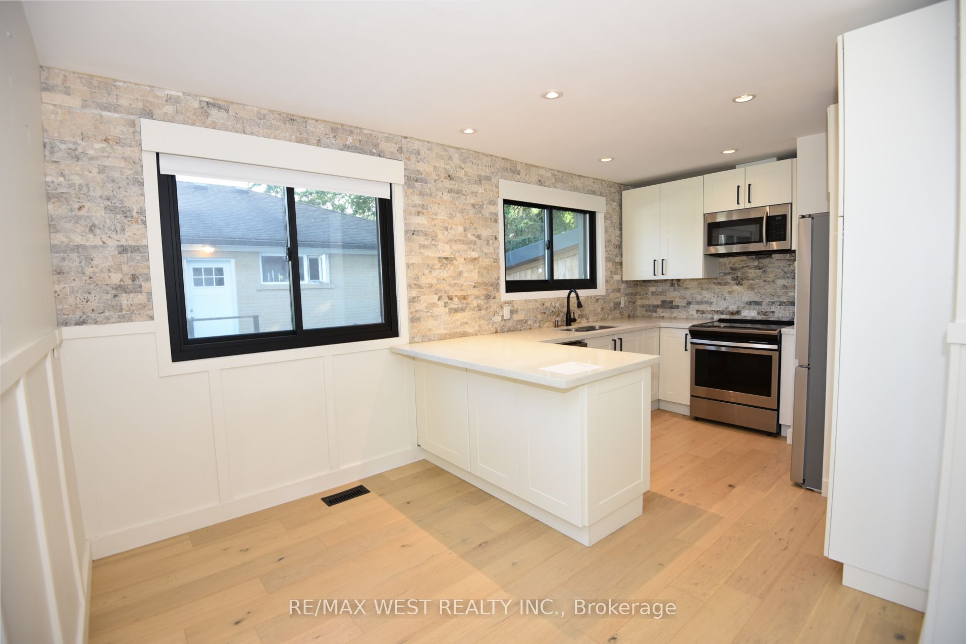 922 Centre Street N Property Photo 14