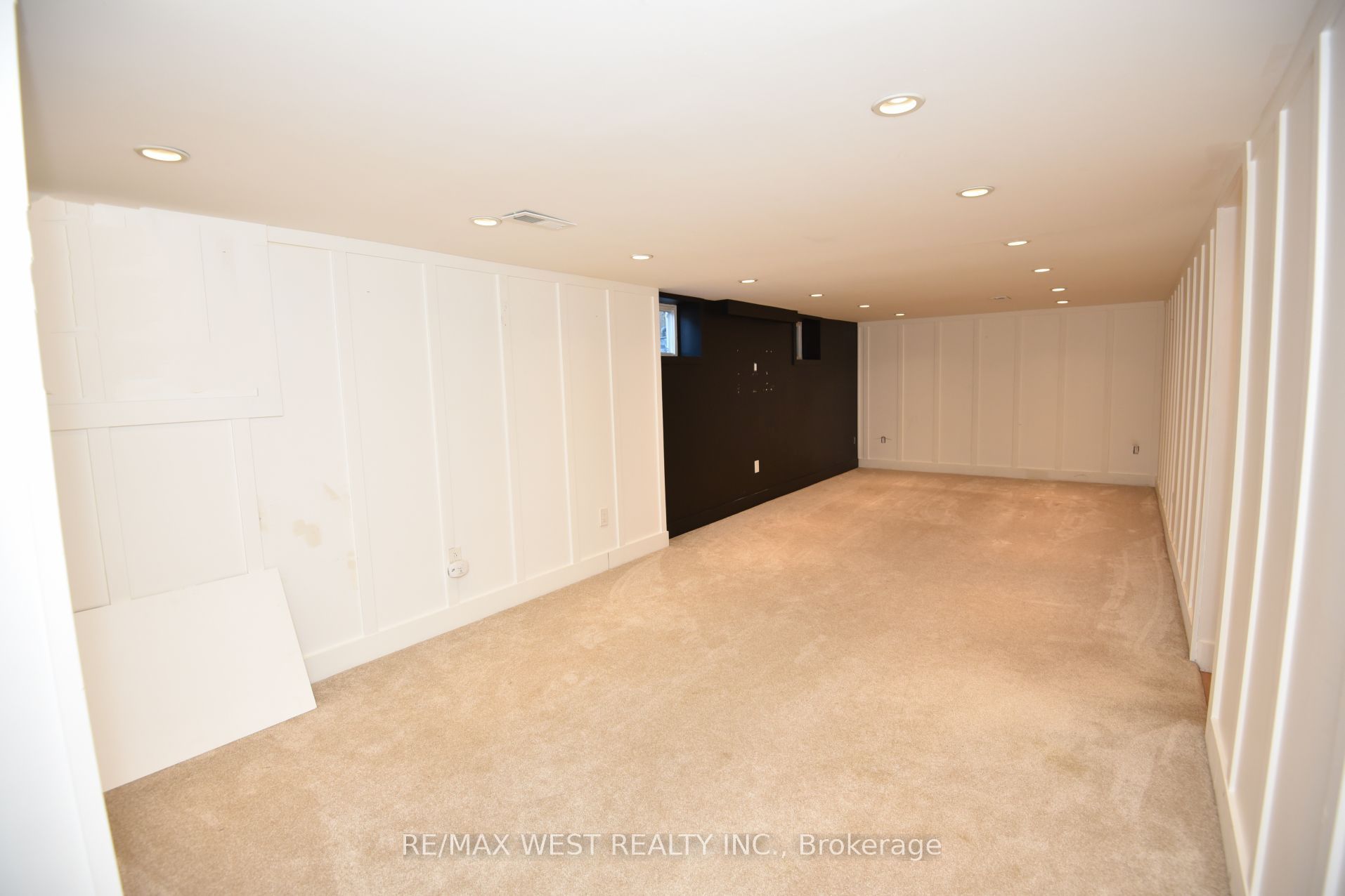 922 Centre Street N Property Photo 33