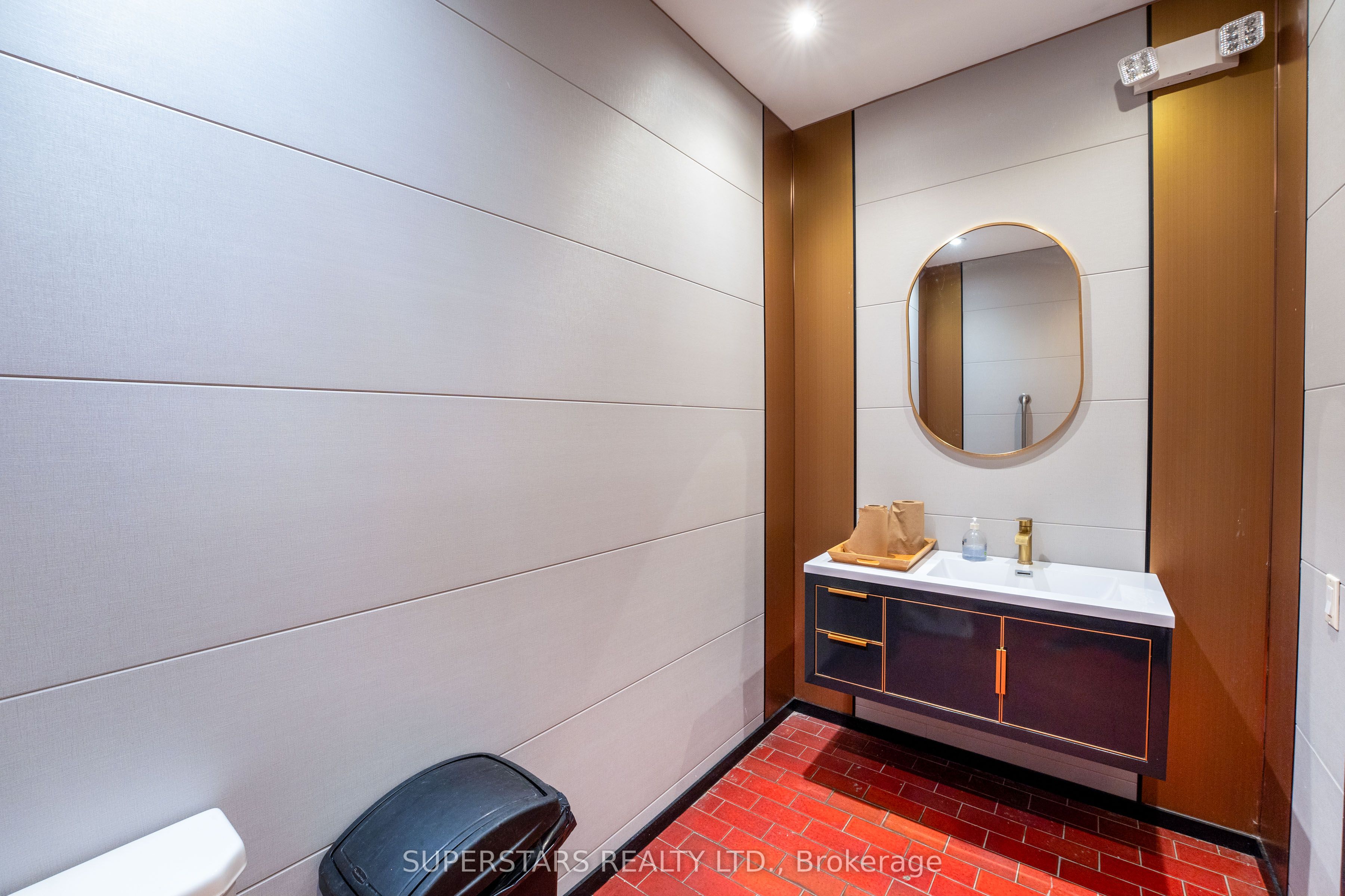155 Queen Street Property Photo 27