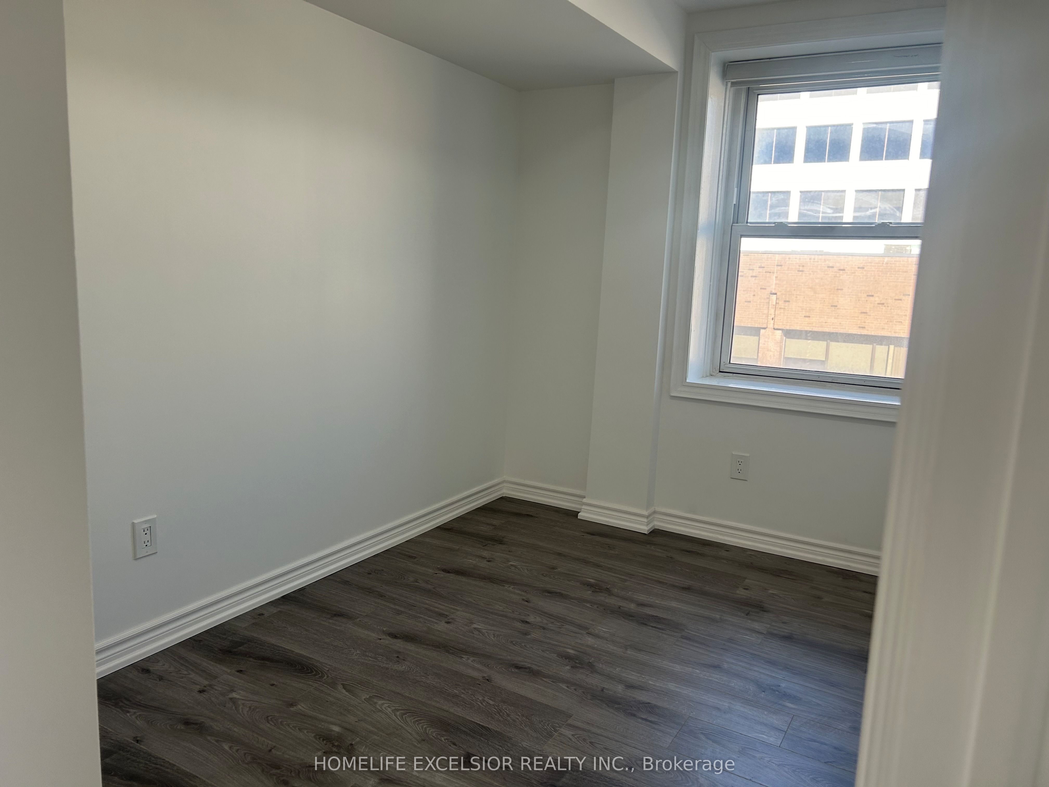3 Simcoe Street S Unit 6 Property Photo 3