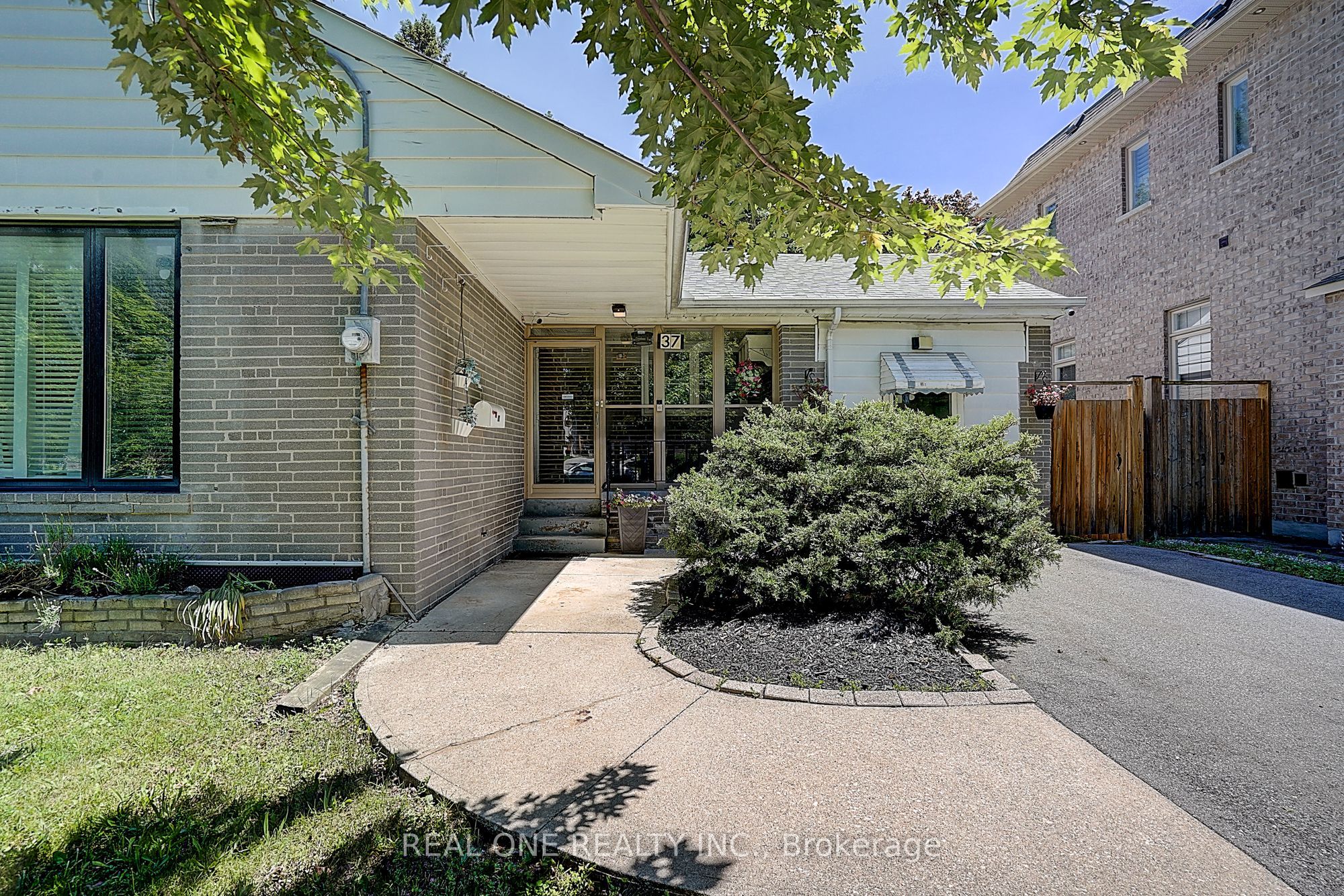 37 Lauralynn Crescent Property Photo 2