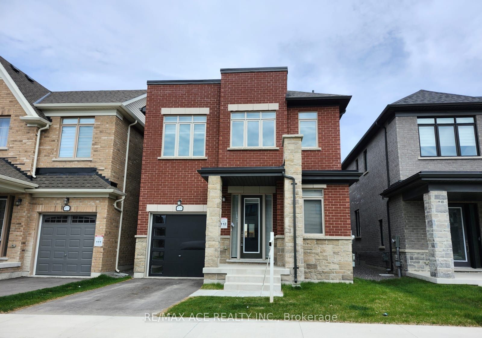 976 Andrew Murdoch Street W Property Photo 1
