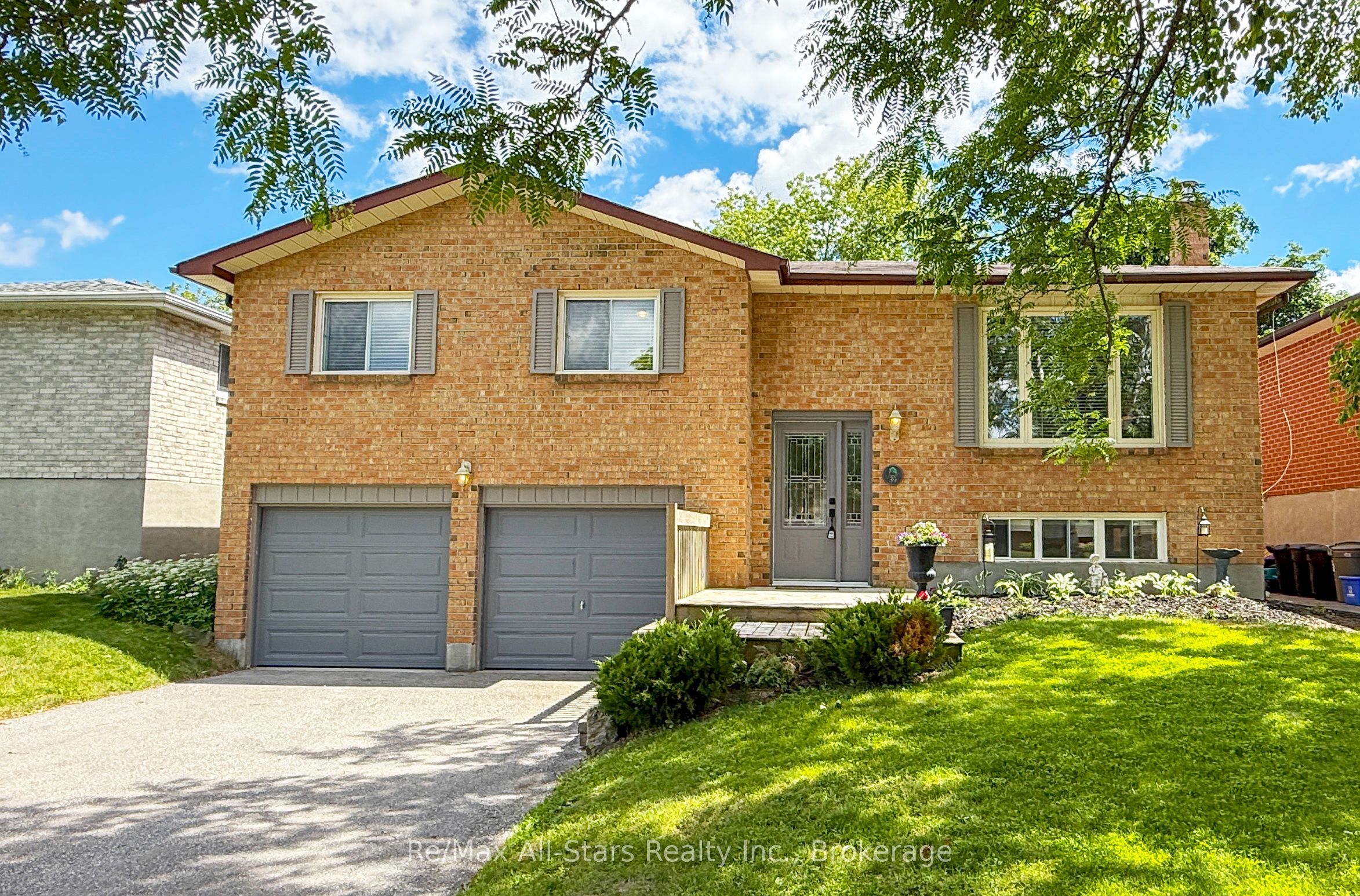 39 Applewood Crescent Property Photo 1