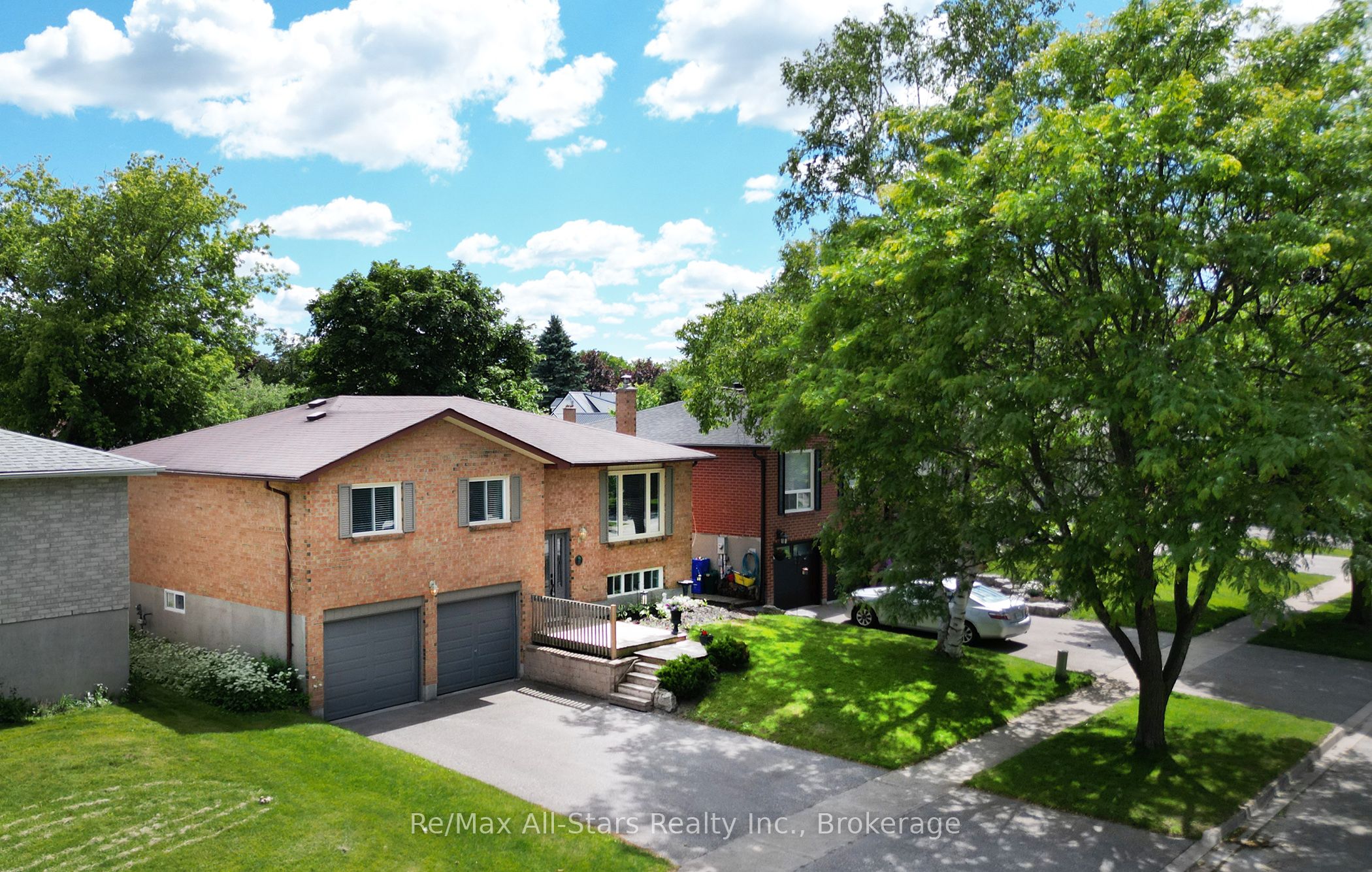 39 Applewood Crescent Property Photo 2