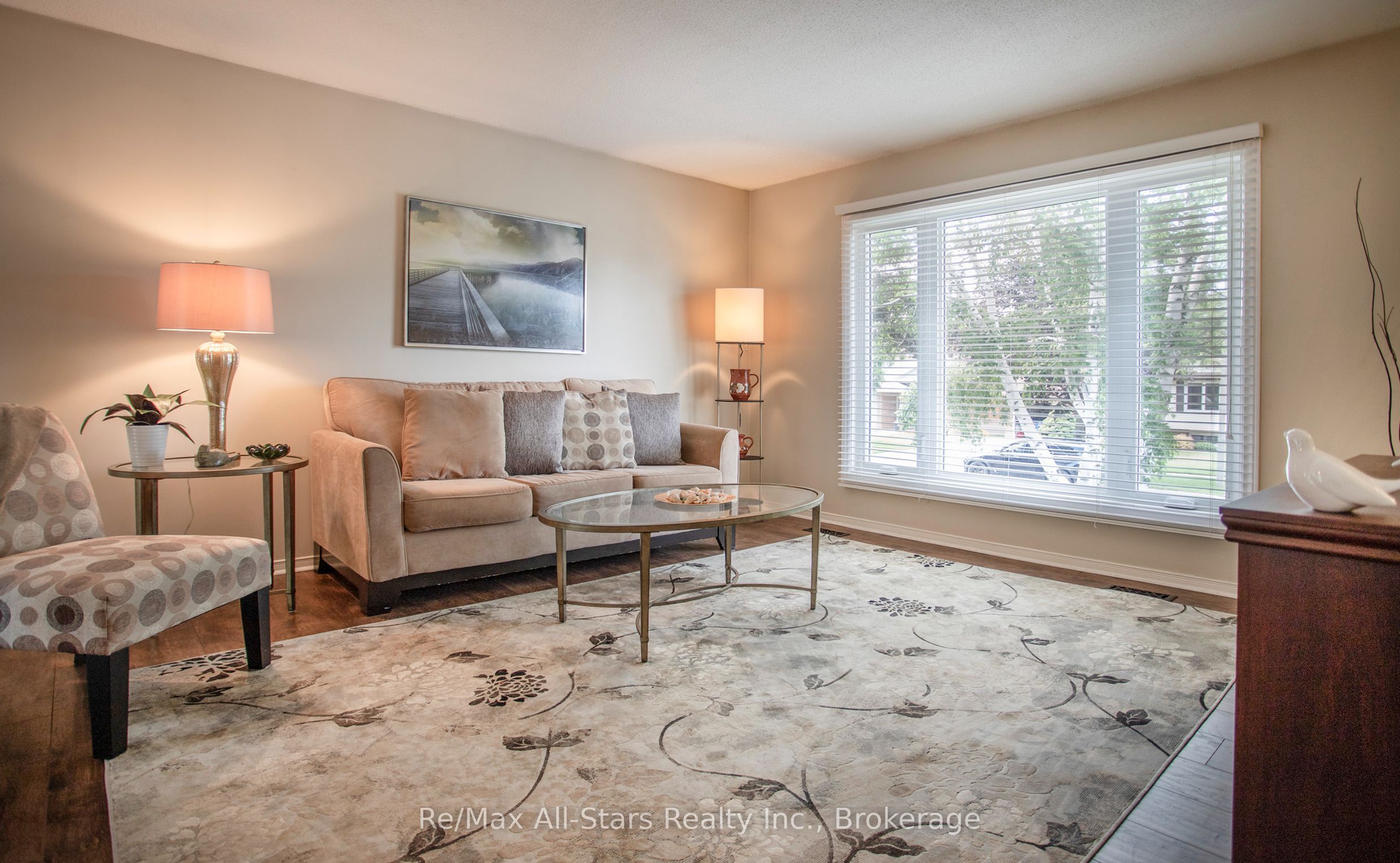 39 Applewood Crescent Property Photo 6
