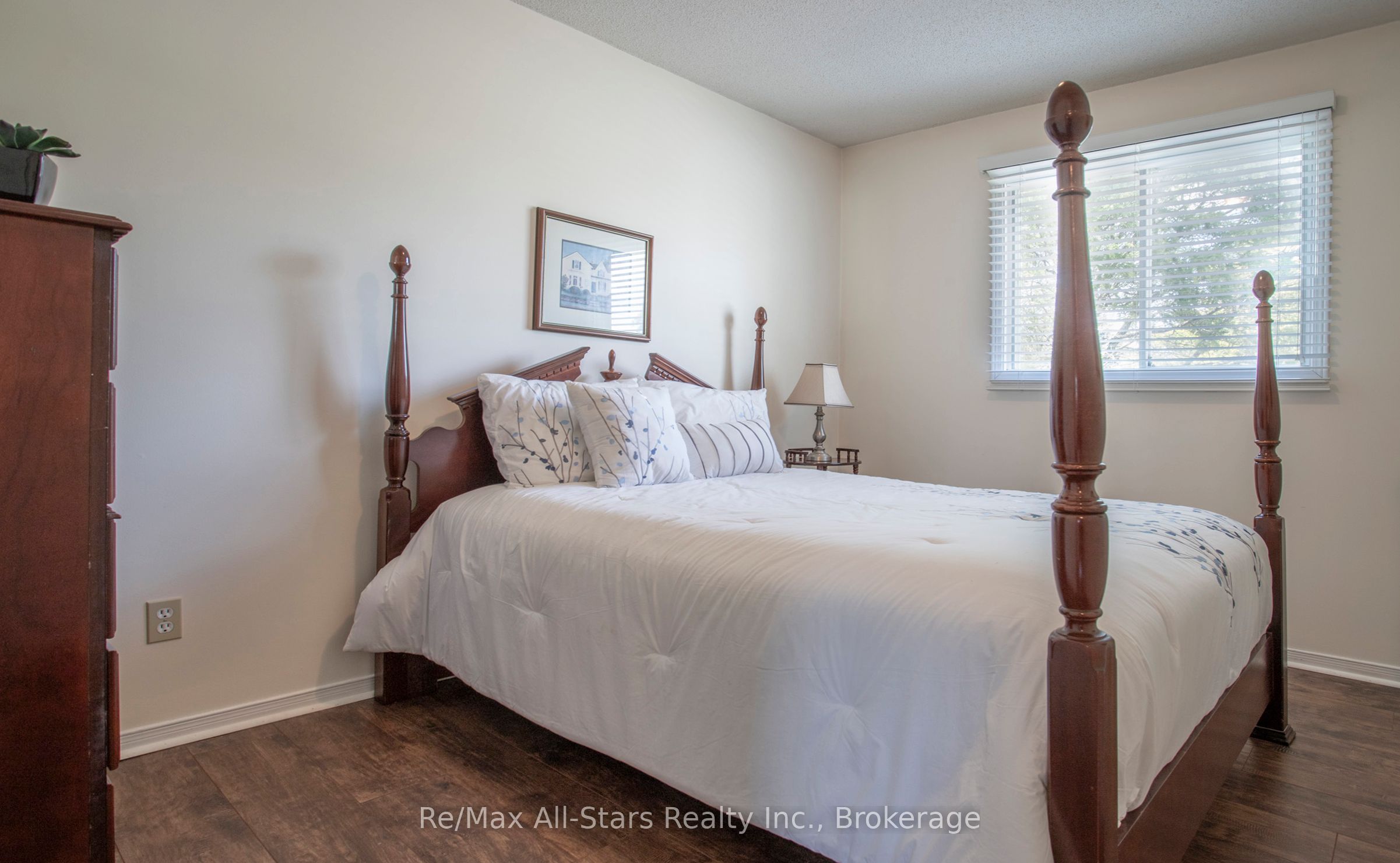 39 Applewood Crescent Property Photo 18