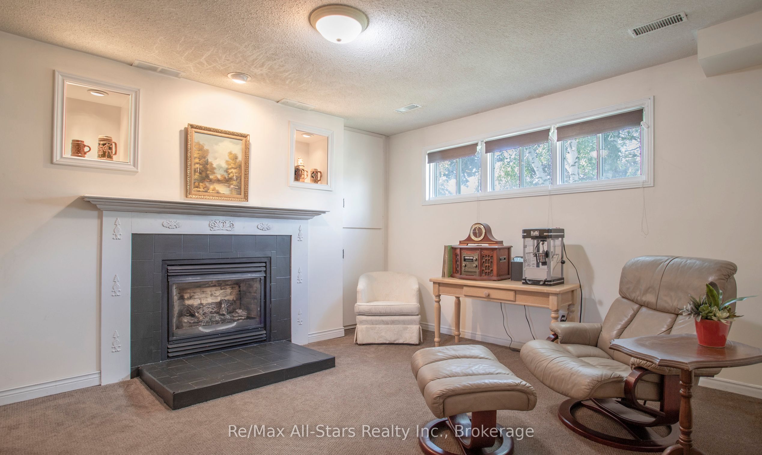 39 Applewood Crescent Property Photo 23