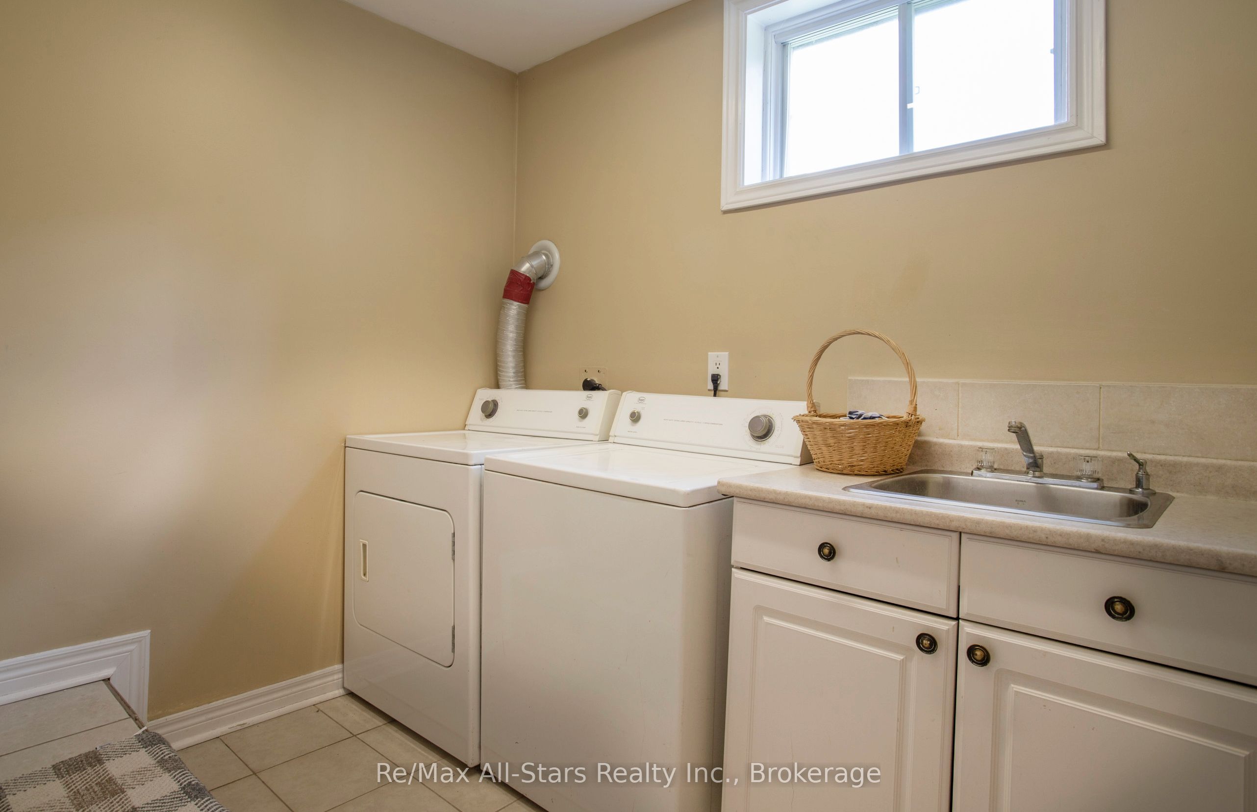 39 Applewood Crescent Property Photo 27