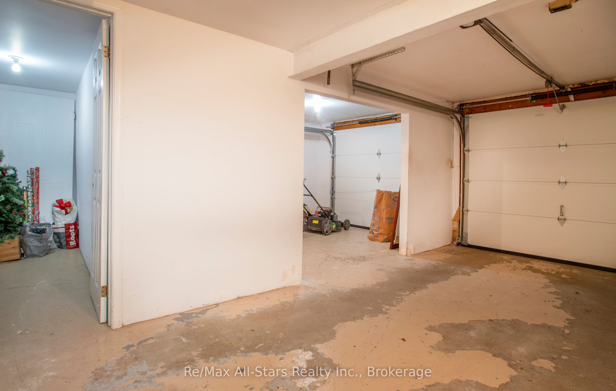 39 Applewood Crescent Property Photo 28