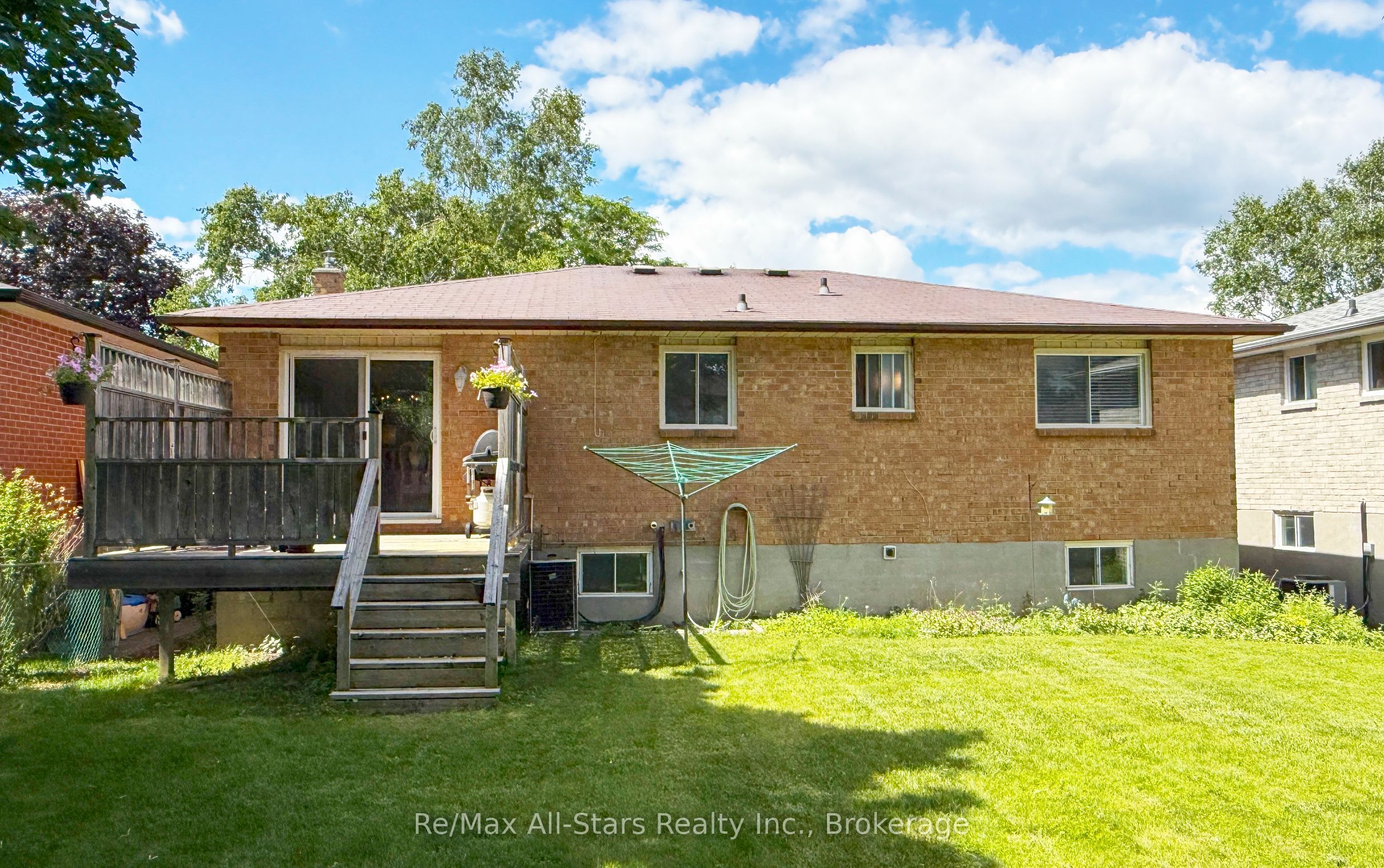 39 Applewood Crescent Property Photo 29