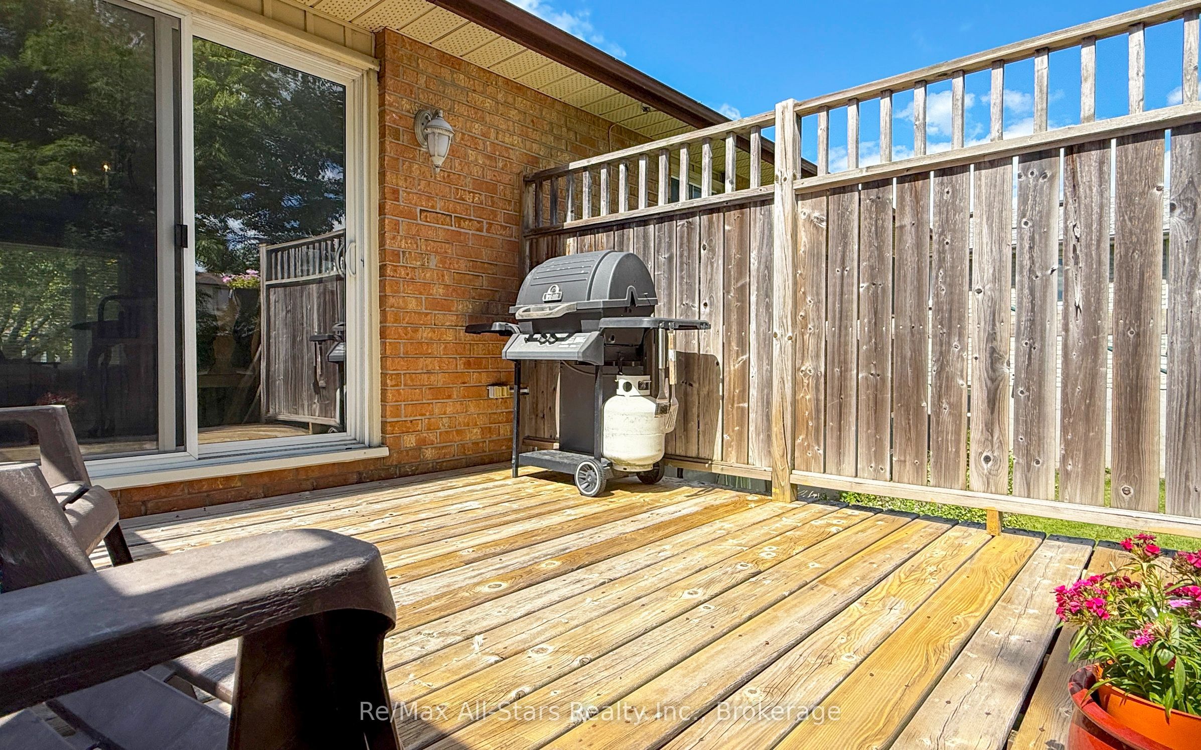 39 Applewood Crescent Property Photo 31
