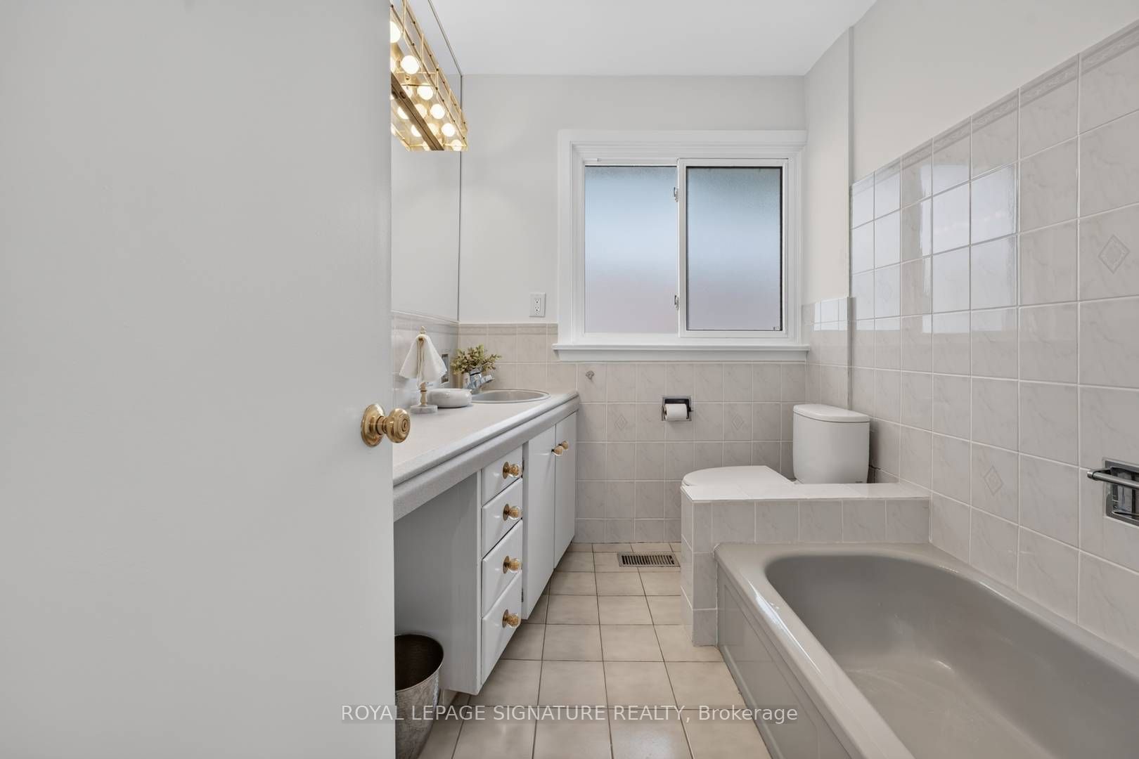 11 Regency Square Property Photo 25