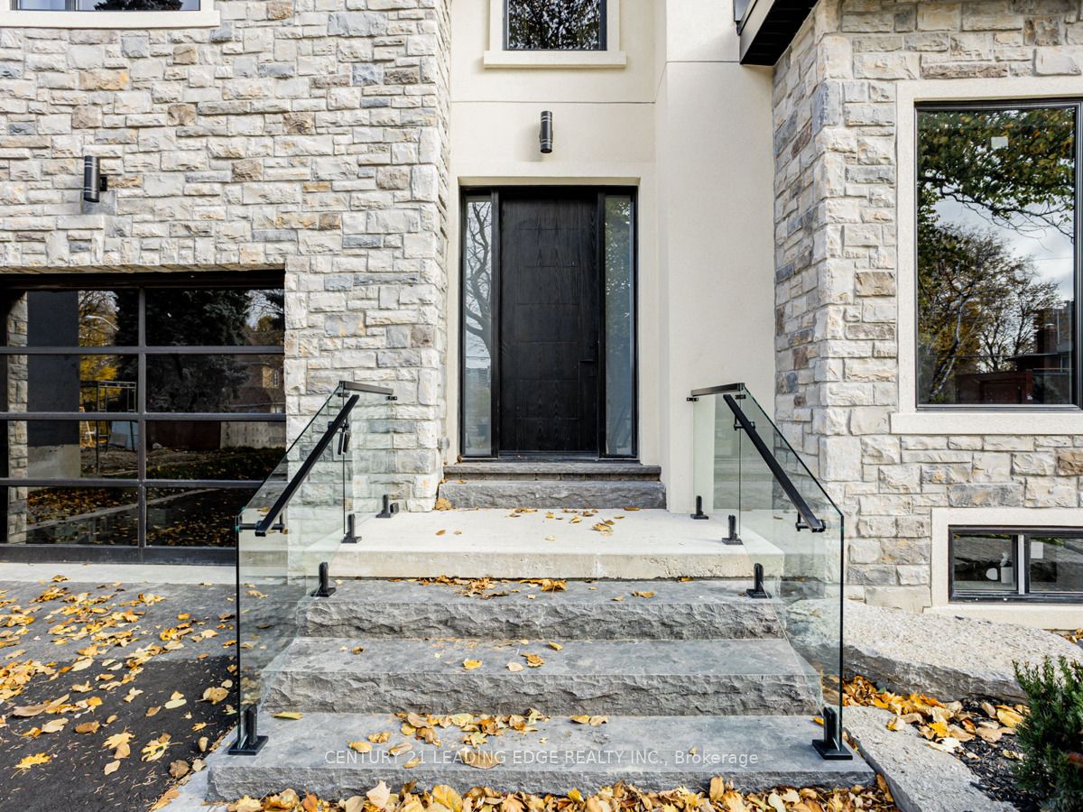 19 Donalda Crescent Upper Property Photo 3