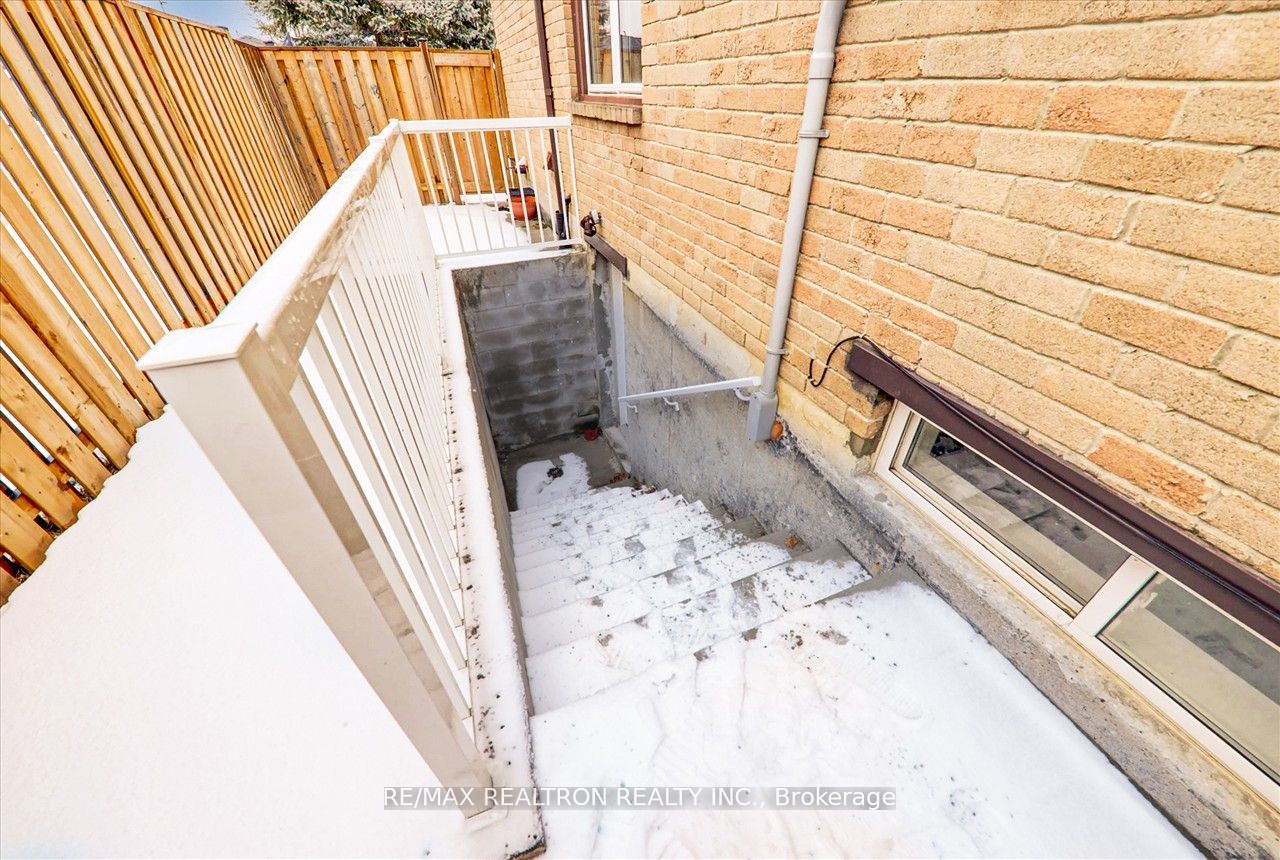 635 Beckworth Square Bsmt Property Photo 3